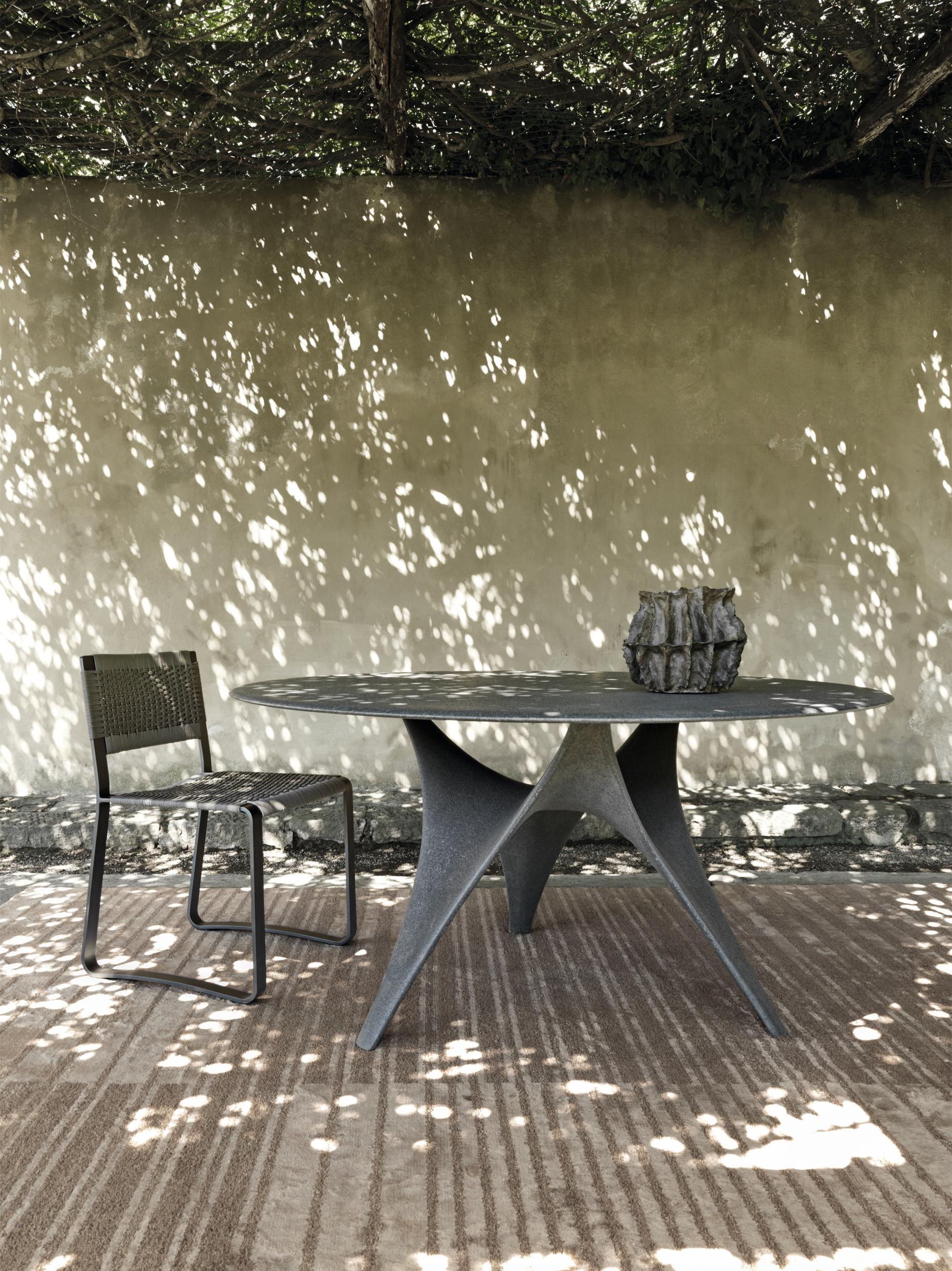 Modern Outdoor Grey Cement Table Molteni&C by Foster + Partners Made in Italy For Sale