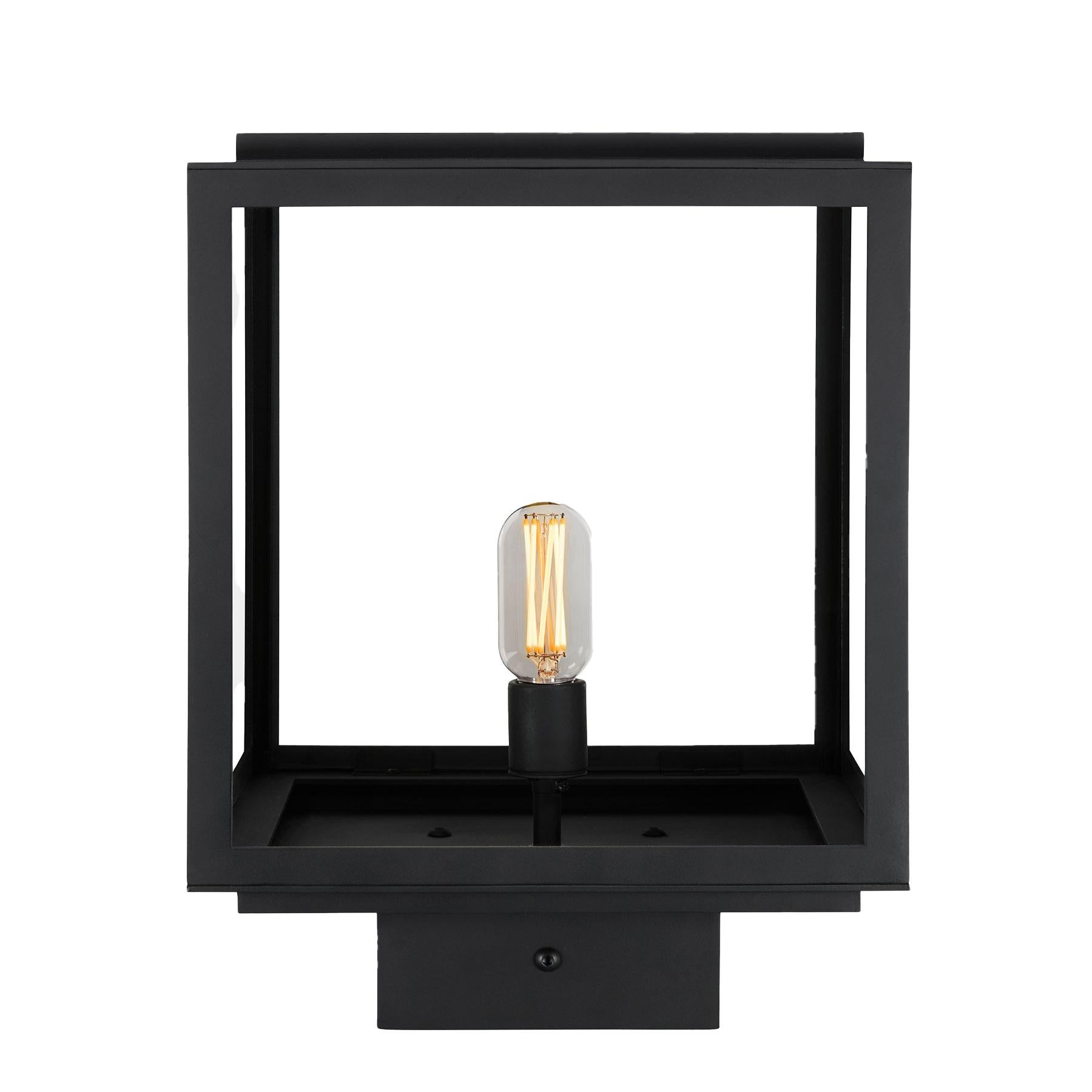 Las líneas elegantes y la calidad artesanal definen el farol de poste Shoreline, que forma parte de nuestra Colección Transicional Costera-Moderna. Cada luminaria se fabrica a mano en el sur de California con acero de gran espesor, combinando la