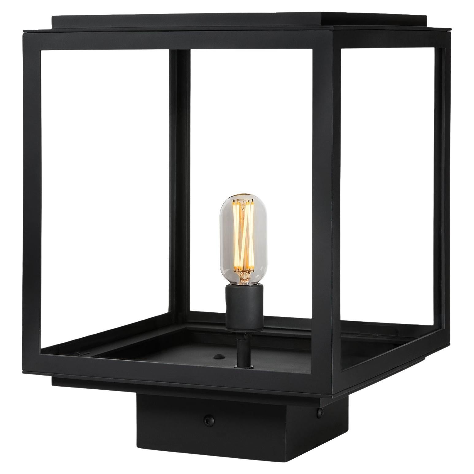 Lanterna per esterni in ferro battuto, realizzata a mano in stile costiero-moderno, montata sul pontile