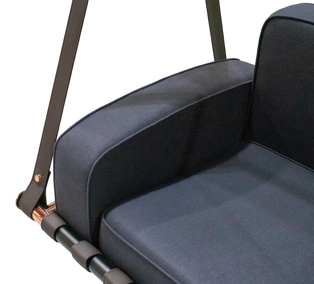 Outdoor-Edelstahl-Hängesofa mit wasserdichten Sunbrella-Kissen (Moderne) im Angebot