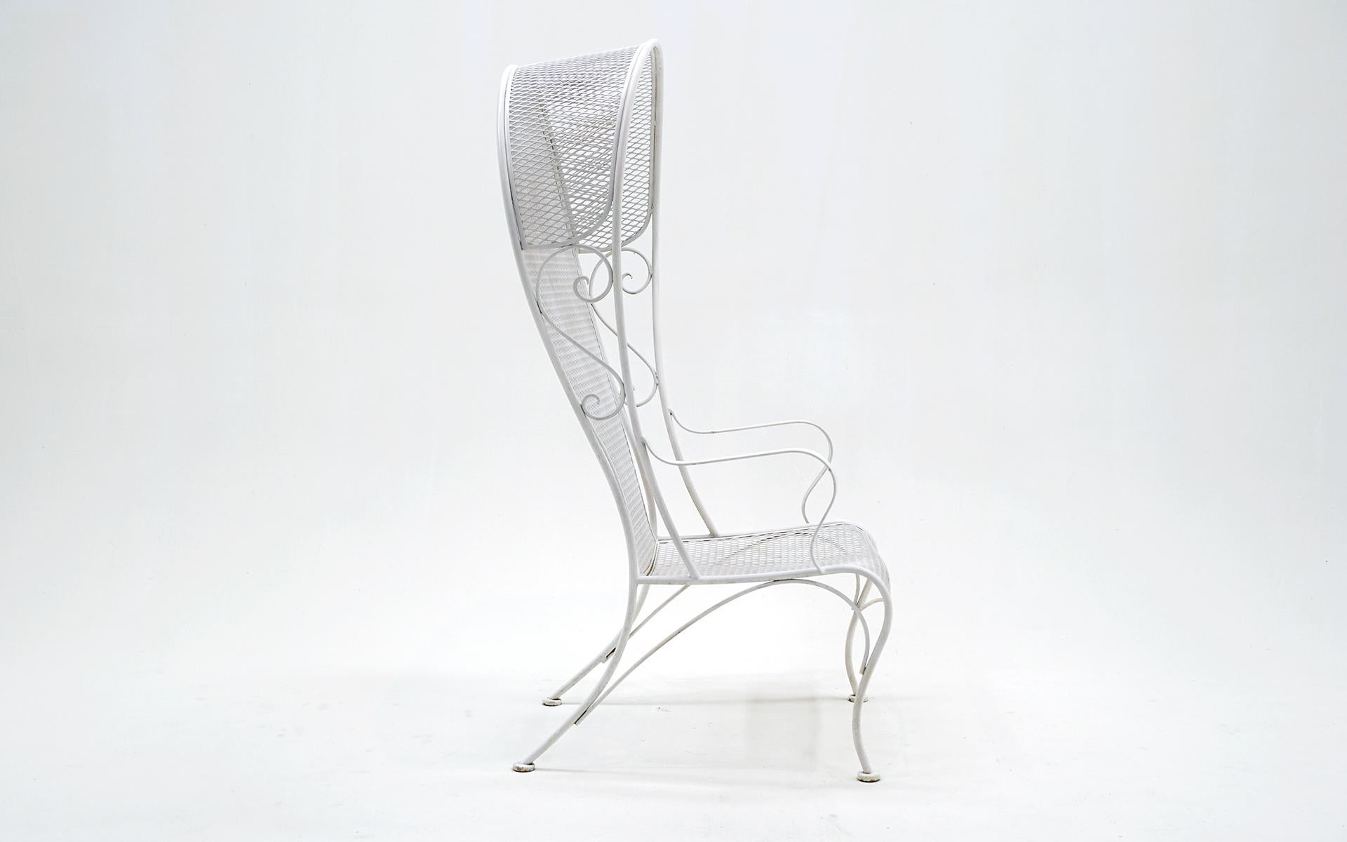 Hochlehner Baldachin-Stuhl für den Außenbereich von Russell Woodard in Weiß.  Schmiedeeisen, Stahl (Mitte des 20. Jahrhunderts) im Angebot