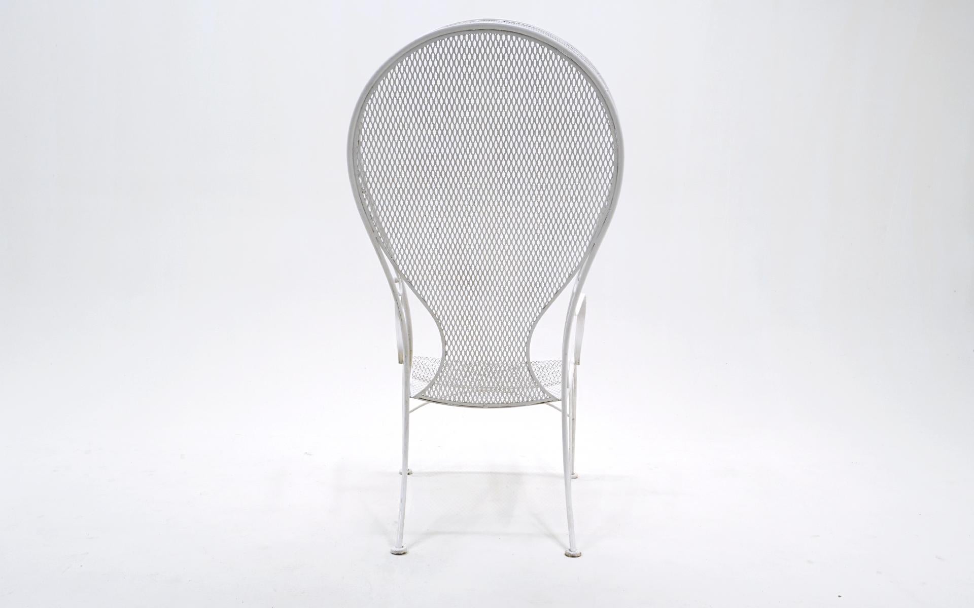 Hochlehner Baldachin-Stuhl für den Außenbereich von Russell Woodard in Weiß.  Schmiedeeisen, Stahl im Angebot 1