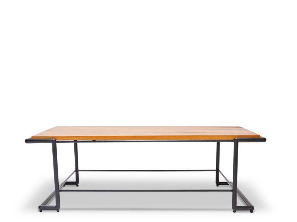 La table basse Hinterland est dotée d'une base en tube de fer revêtu de poudre et d'un choix de 3 plateaux différents : lattes de teck, pierre ou verre trempé moulé avec un motif en velours côtelé. 

La collection Lawson-Fenning est conçue et