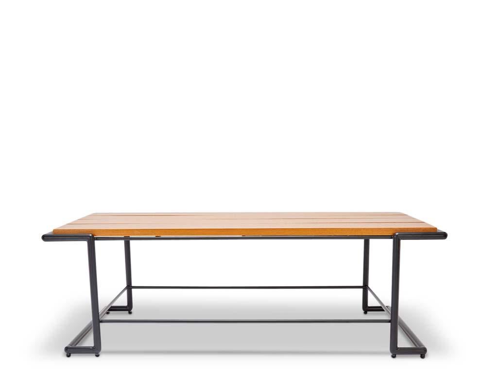 Der Hinterland Couchtisch verfügt über ein pulverbeschichtetes Eisenrohrgestell und eine Auswahl von 3 verschiedenen Platten: Teakholz, Stein oder gegossenes, gehärtetes Glas mit Kordelmuster. 

Die Lawson-Fenning Collection'S wird in Los Angeles,