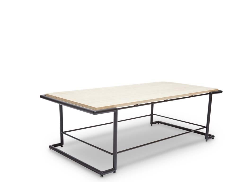 Der Hinterland Couchtisch verfügt über ein pulverbeschichtetes Eisenrohrgestell und eine Auswahl von 3 verschiedenen Platten: Teakholz, Stein oder gegossenes, gehärtetes Glas mit Kordelmuster. 

Die Lawson-Fenning Collection'S wird in Los Angeles,