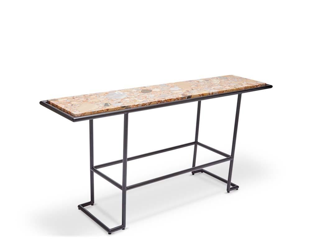 La console Hinterland est dotée d'une base en tube de fer revêtu de poudre et d'un choix de 3 plateaux différents : lattes de teck, pierre ou verre trempé moulé avec un motif en velours côtelé. Convient à un usage intérieur et extérieur.

La