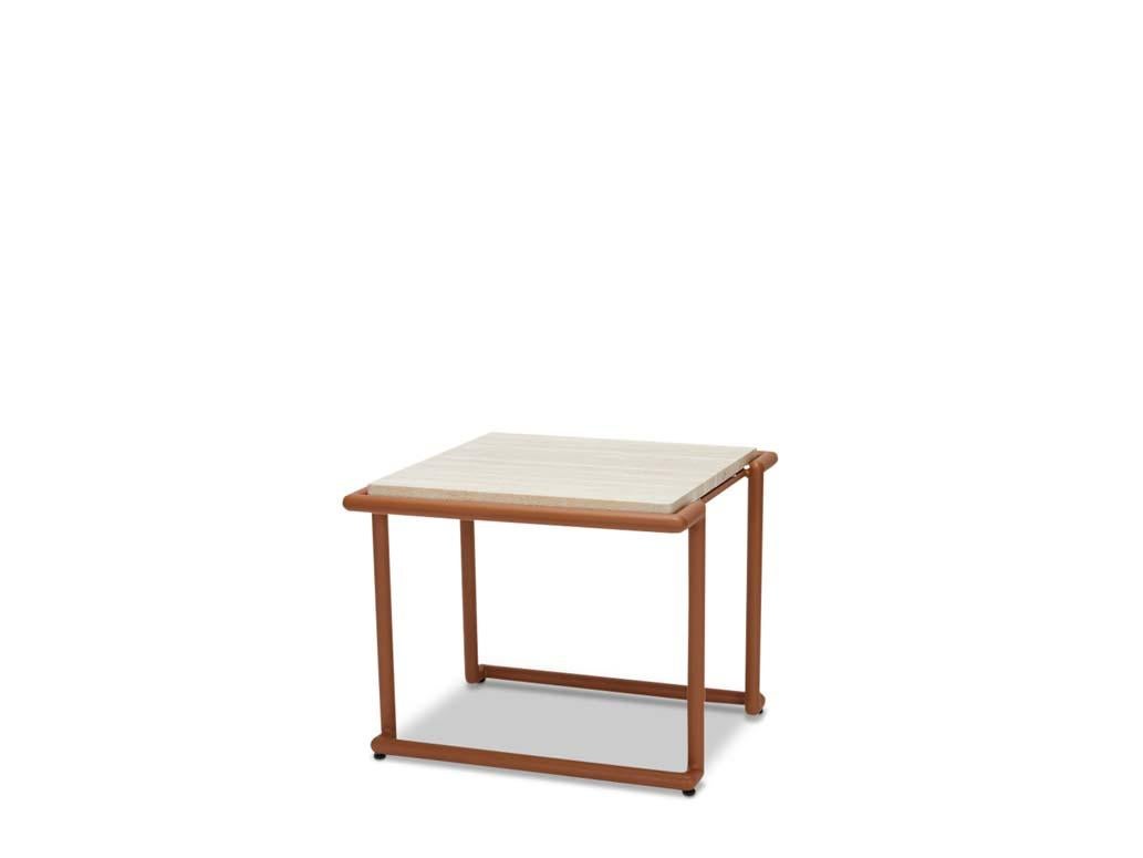 La table d'appoint Hinterland est dotée d'une base en tube de fer revêtu de poudre et d'un choix de 3 plateaux différents : lattes de teck, pierre ou verre trempé moulé avec un motif en velours côtelé.  

La collection Lawson-Fenning est conçue et