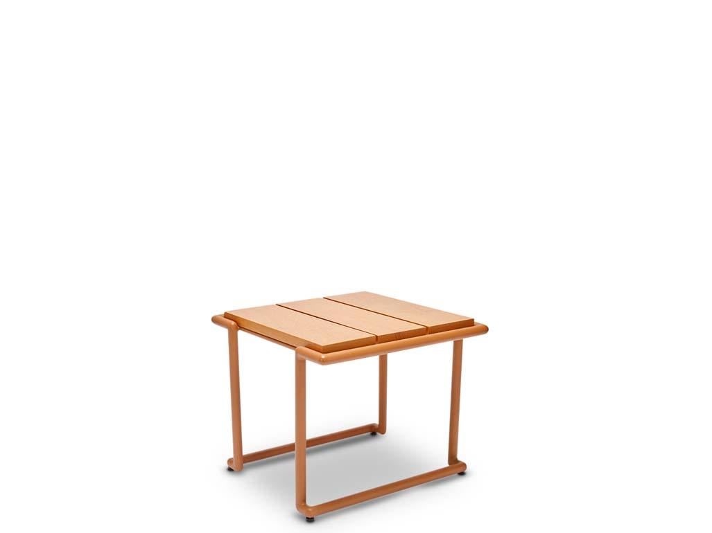 La table d'appoint Hinterland est dotée d'une base en tube de fer revêtu de poudre et d'un choix de 3 plateaux différents : lattes de teck, pierre ou verre trempé moulé avec un motif en velours côtelé.  

La collection Lawson-Fenning est conçue et