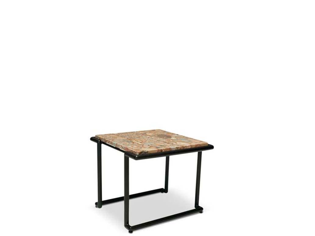 La table d'appoint Hinterland est dotée d'une base en tube de fer revêtu de poudre et d'un choix de 3 plateaux différents : lattes de teck, pierre ou verre trempé moulé avec un motif en velours côtelé.  

La collection Lawson-Fenning est conçue et
