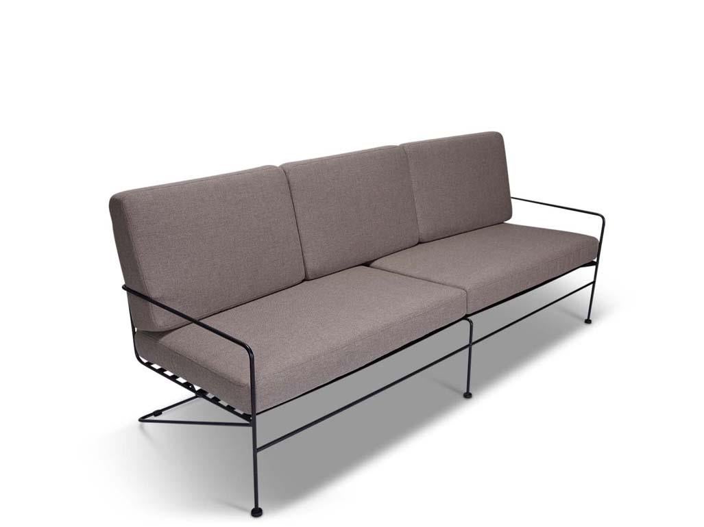 Das Hinterland Sofa ist ein tiefes Loungesofa mit einem pulverbeschichteten, massiven Stahlrahmen und abnehmbaren Polstern.  Die Rückenlehne des Sofas ist mit einem gewickelten Seil versehen.

Die Lawson-Fenning Collection'S wird in Los Angeles,