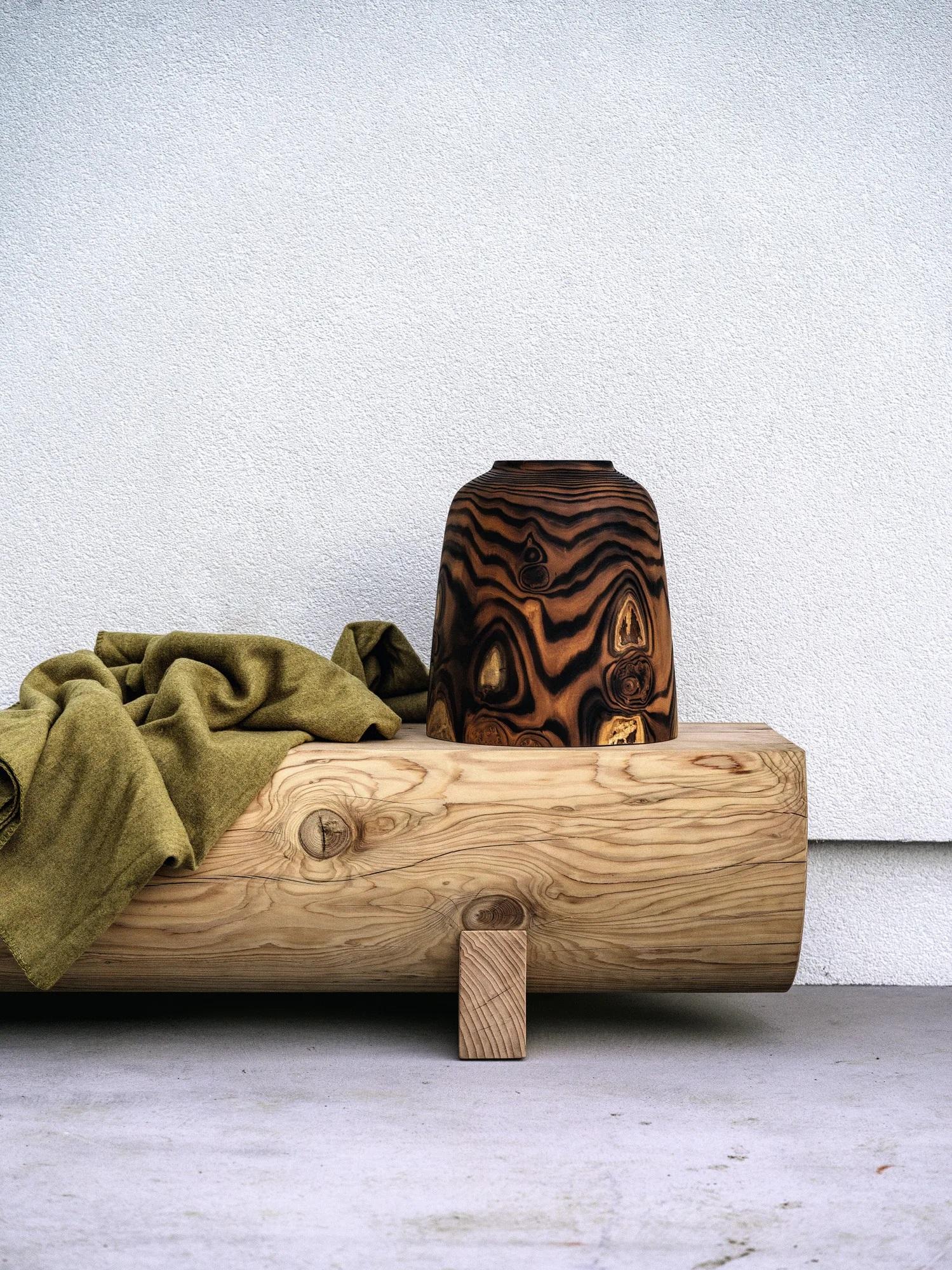Zeitgenössische handgefertigte Bank aus Zedernholz, 100% italienisches Produkt. Wenn Sie mehr über Anpassungsmöglichkeiten und verfügbare Oberflächen erfahren möchten, sollten Sie sich mit uns in Verbindung setzen. Der Preis kann je nach Ausführung