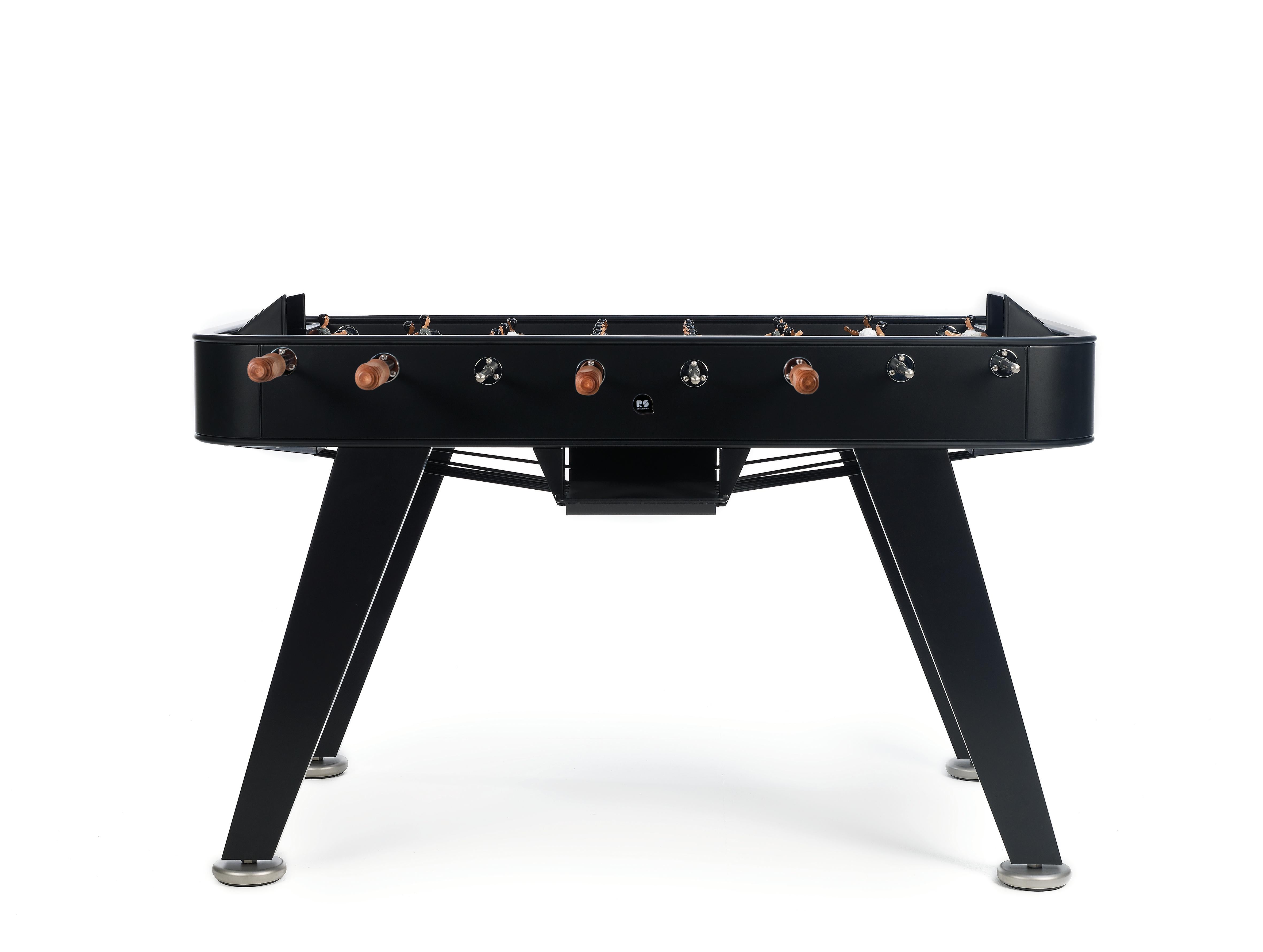 FUSSBALLTISCH RS2
ENTWURF VON RAFAEL RODRÍGUEZ für RS Barcelona

RS2 ist ein Design-Kickertisch, eine spektakuläre Neuinterpretation eines Klassikers der spanischen Spielkultur, speziell gewidmet all jenen Kindern, die irgendwann einmal sagten: