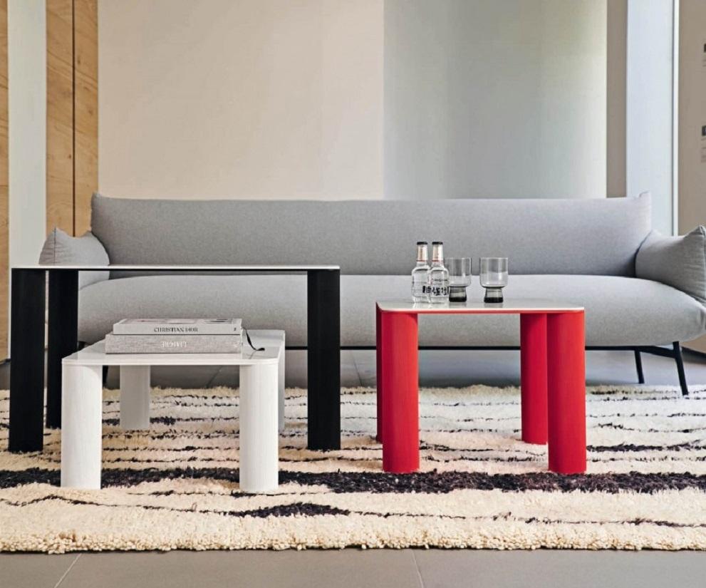 Mesa de centro contemporánea con base de cuatro patas de metal lacado. La encimera de cerámica y el armazón de metal son resistentes a las manchas, los arañazos y el calor. La mesa es adecuada para uso en exteriores e interiores. 
Hecho a mano en