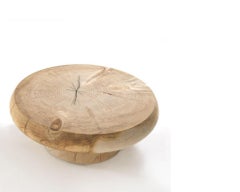 Mesa baja de exterior/interior hecha con un solo bloque de cedro perfumado