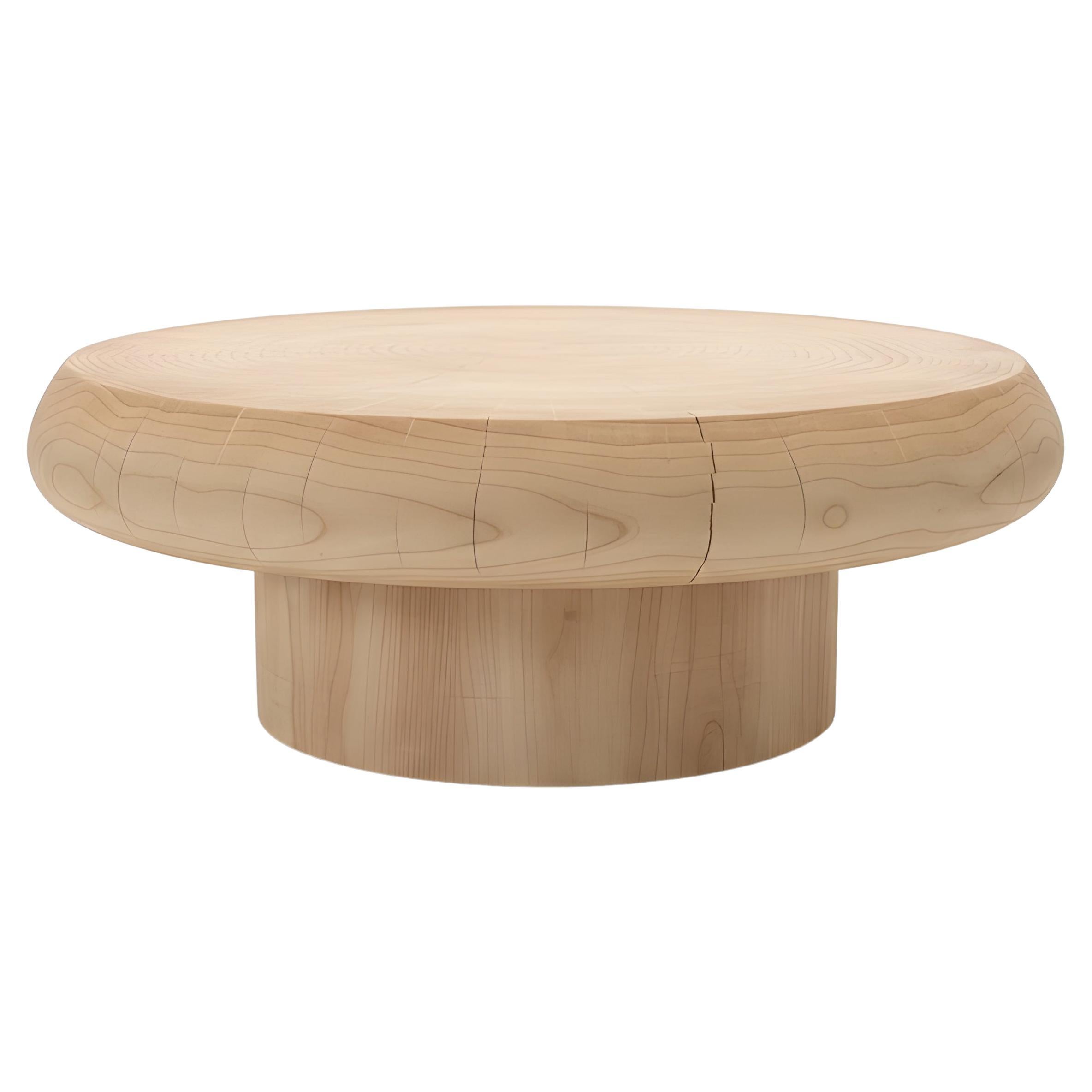 Mesa baja de exterior/interior hecha con un solo bloque de cedro perfumado