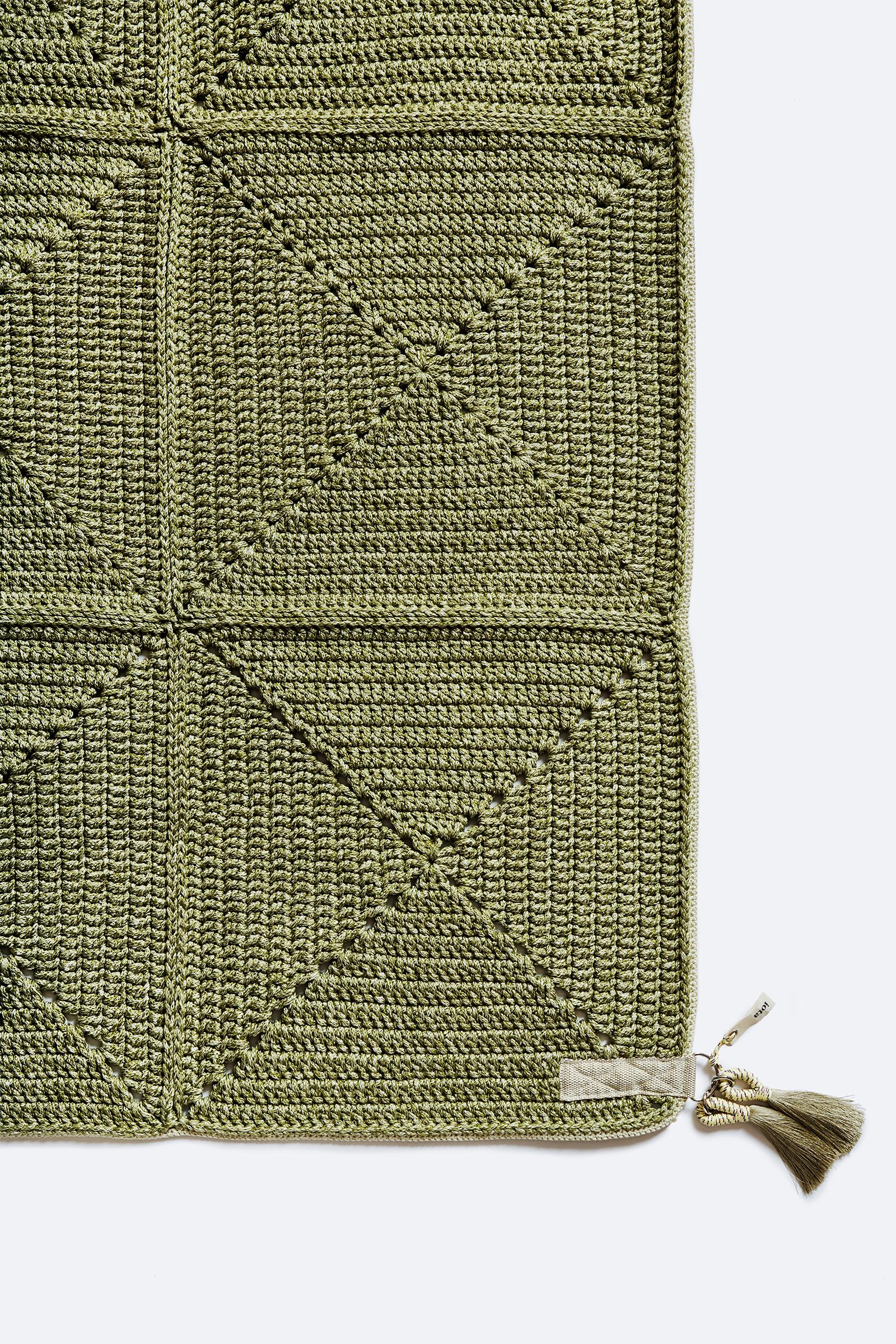 Outdoor Indoor Handgefertigter Teppich 150x200 cm in Olive von iota (Moderne) im Angebot