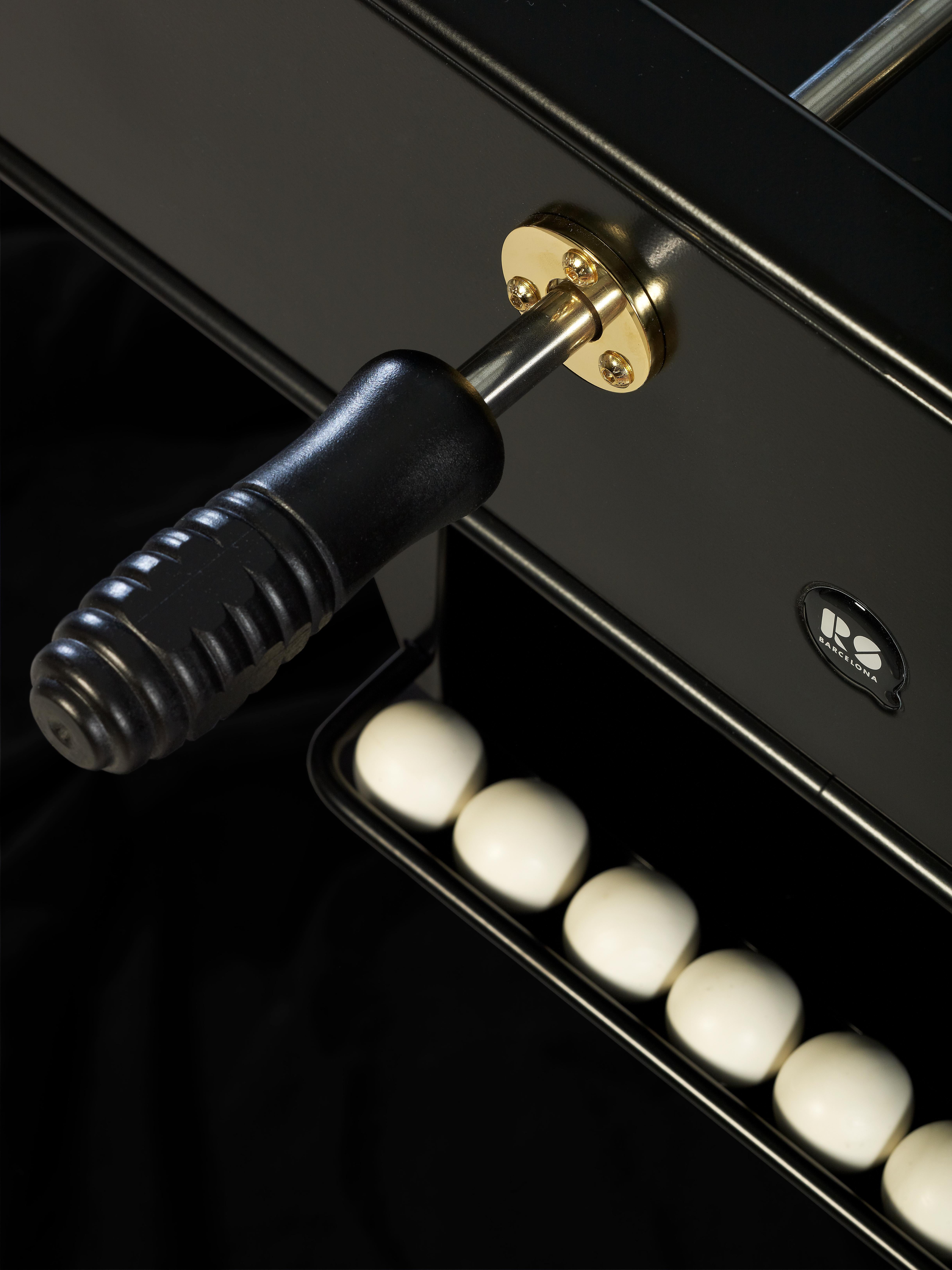 Peint TABLE DE FOOSBALL D'EXTÉRIEUR/INTERIEUR BLANC & OR 24K RS2 GOLD par RS Barcelona en vente