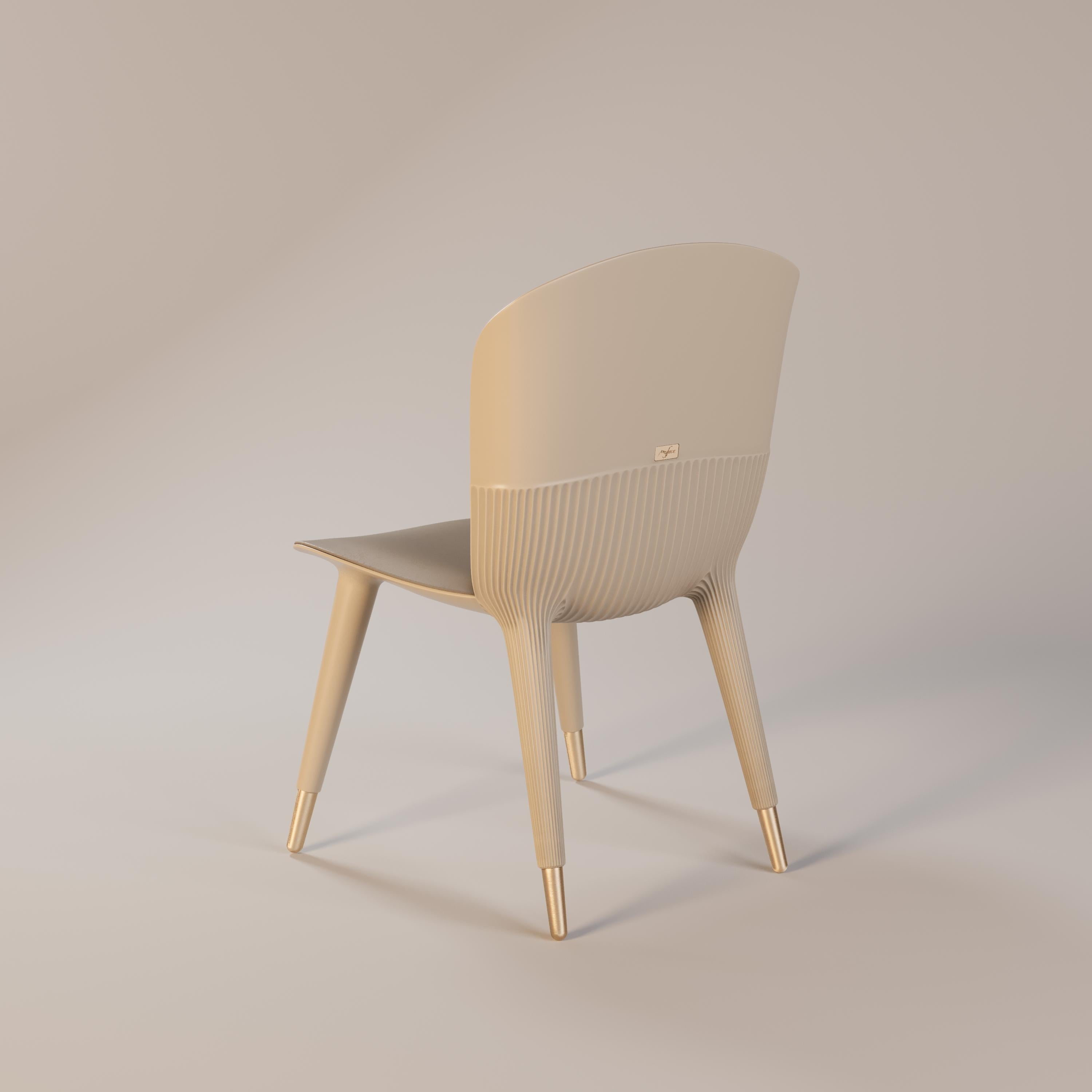 Moderne Chaise de salle à manger d'extérieur avec tapisserie en cuir et détails dorés en vente