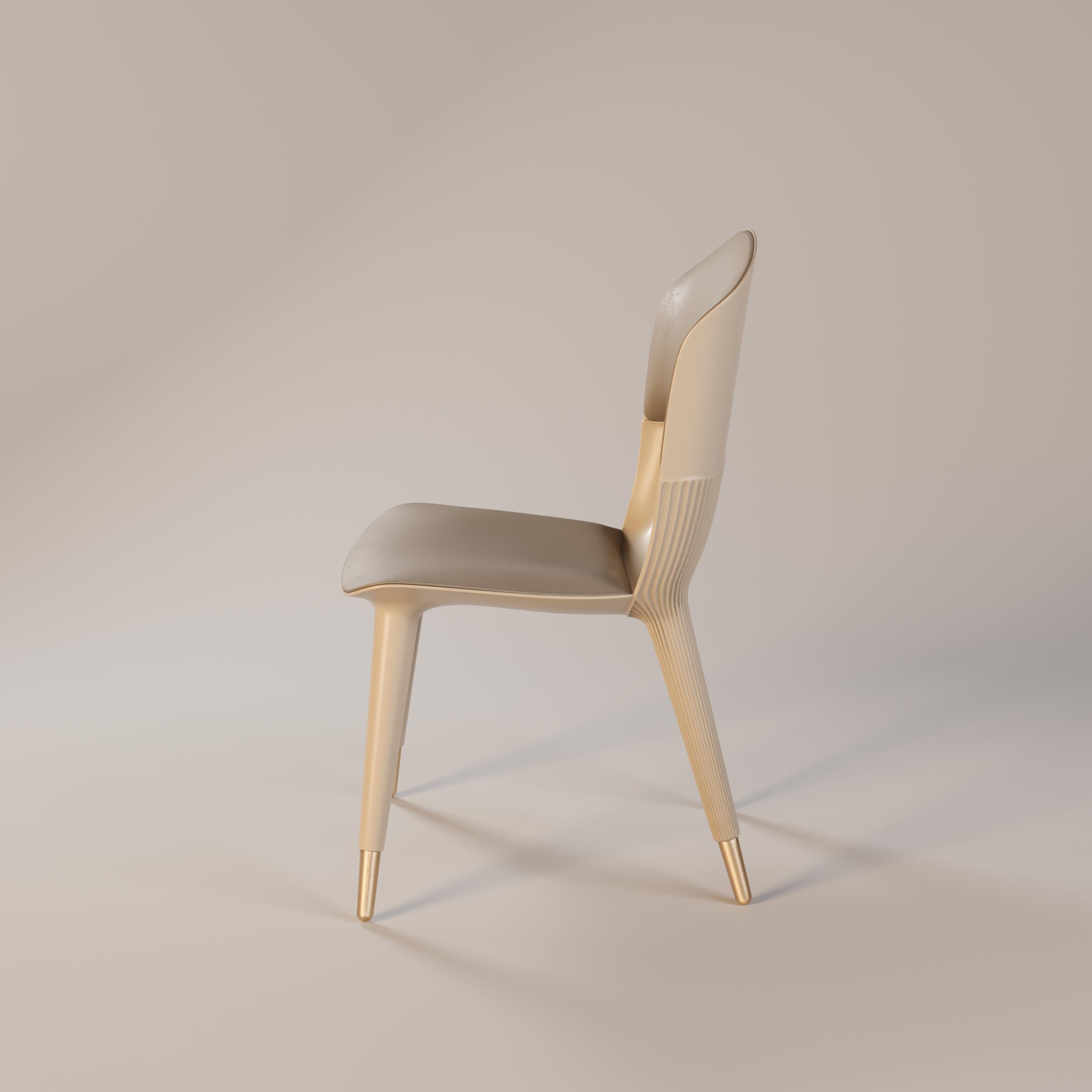 Portugais Chaise de salle à manger d'extérieur avec tapisserie en cuir et détails dorés en vente