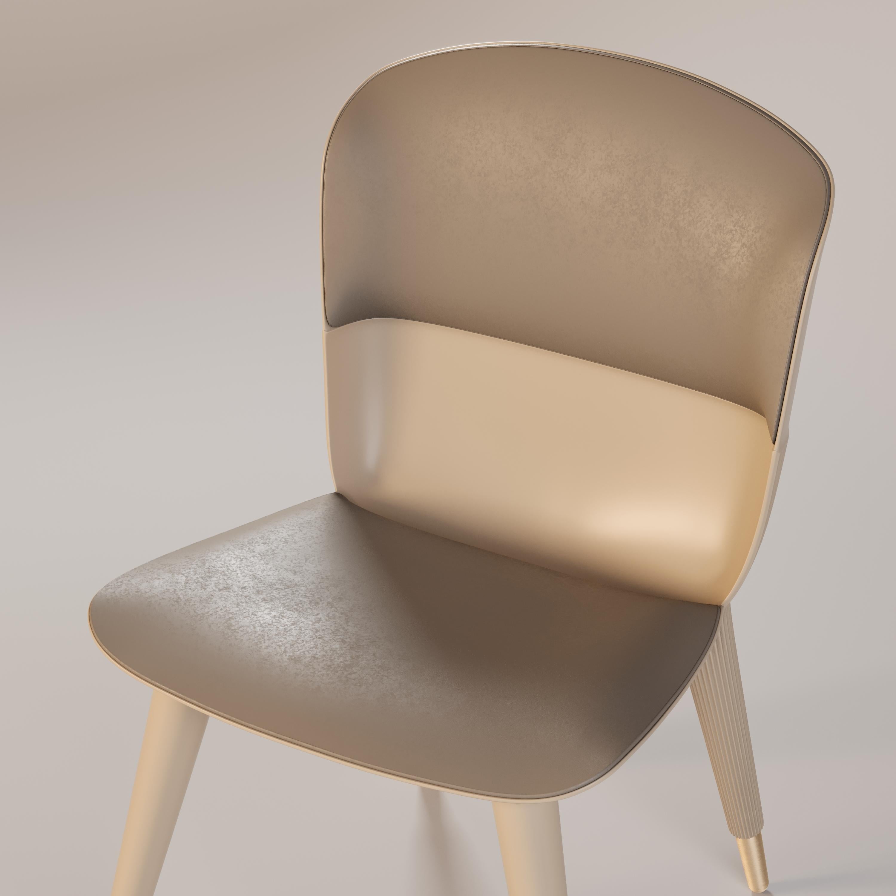 XXIe siècle et contemporain Chaise de salle à manger d'extérieur avec tapisserie en cuir et détails dorés en vente
