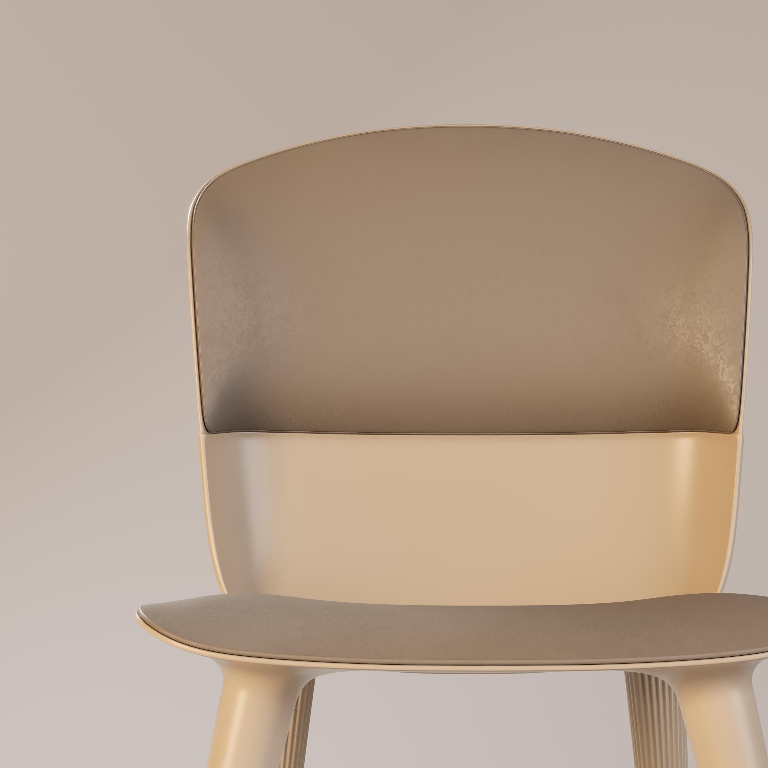 Acier inoxydable Chaise de salle à manger d'extérieur avec tapisserie en cuir et détails dorés en vente