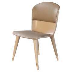 Silla de comedor para exterior con tapicería de piel y detalles dorados