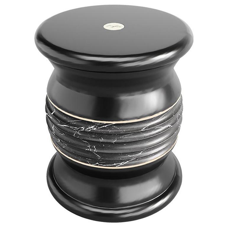 Moderner Ionischer Hocker aus schwarzem Marmor mit goldenen Details für den Außenbereich