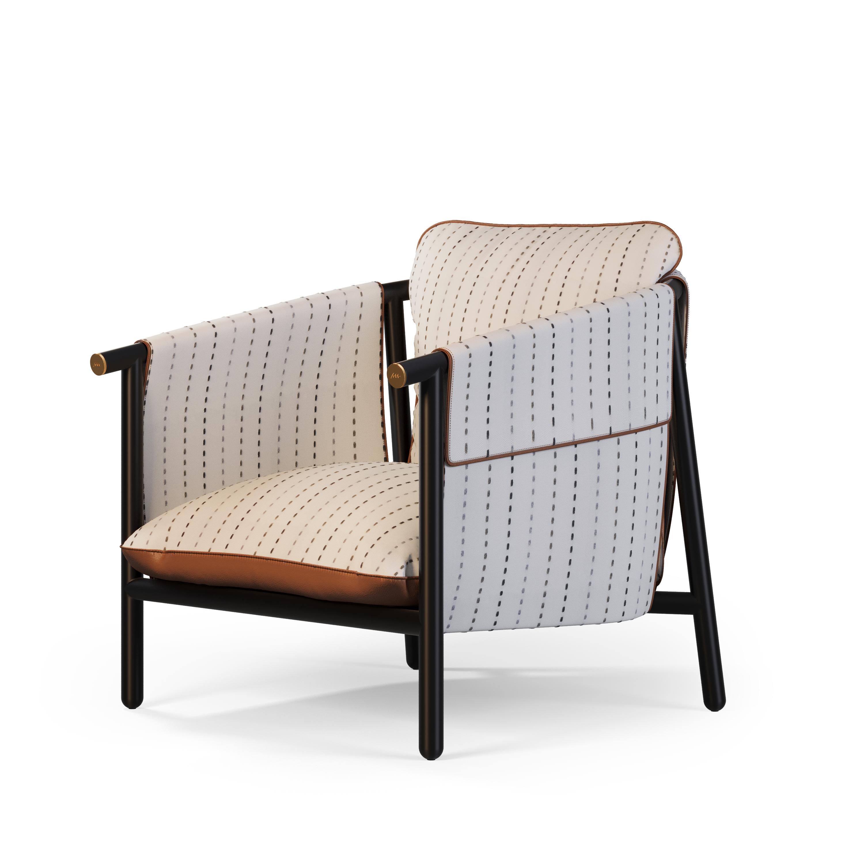 Outdoor-Lounge-Sessel mit Lederpolsterung und goldenen Akzenten