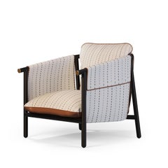 Outdoor-Lounge-Sessel mit Lederpolsterung und goldenen Akzenten