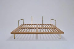 Lit d'extérieur sur mesure en laiton et cadre en bois de feuillus blanchi, par P.Tendercool