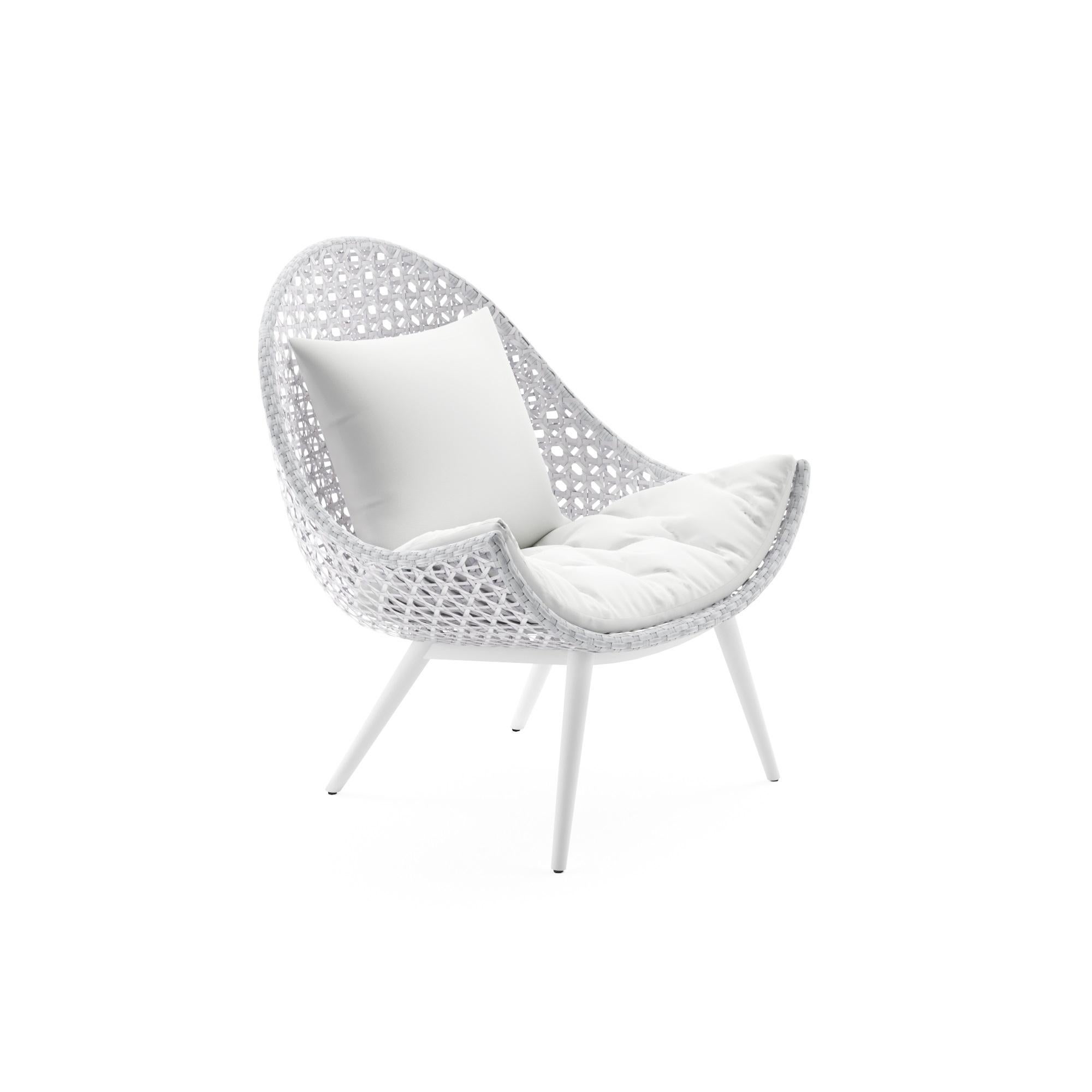 This chair is modern weaving personified. The combined use of two different colors and the open weave technique creates the unique design of this collection. Thanks to its round design and comfortable and washable seat cushions, this lounge chair