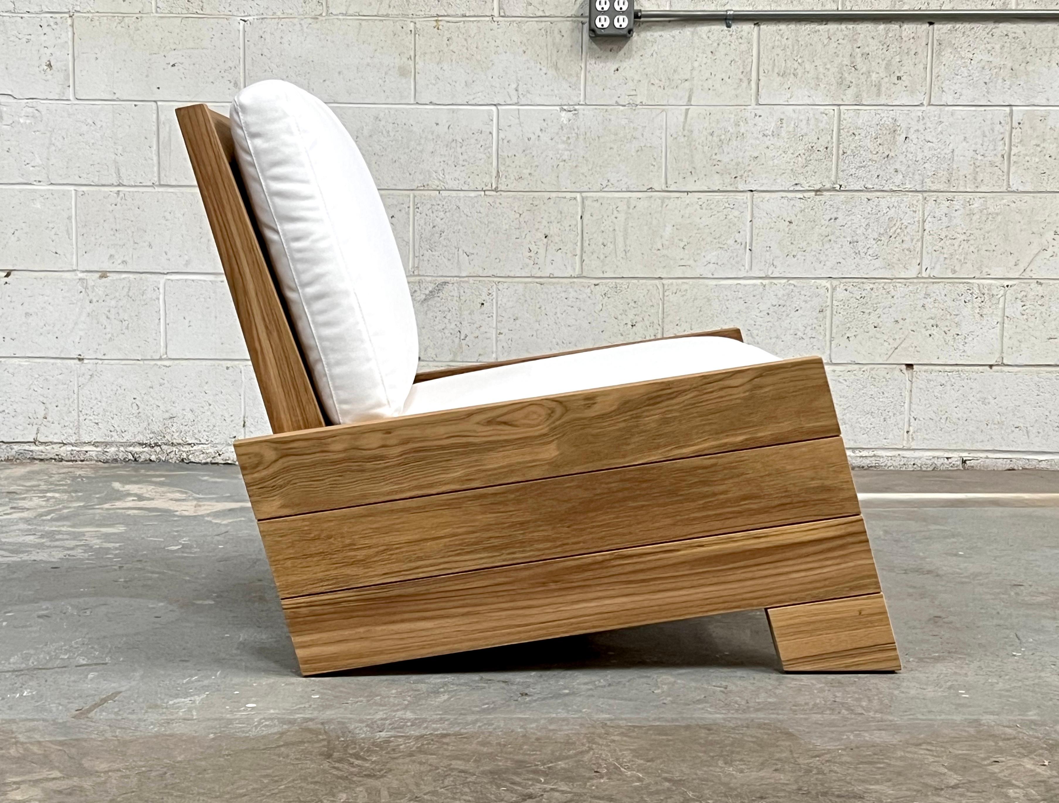 Maßgefertigter Loungesessel aus Teakholz, geeignet für den Außeneinsatz. Da diese Stühle in unserer eigenen Werkstatt in Los Angeles nach Maß gefertigt werden, können alle Aspekte des Designs beeinflusst werden, einschließlich Holzart, Größe,
