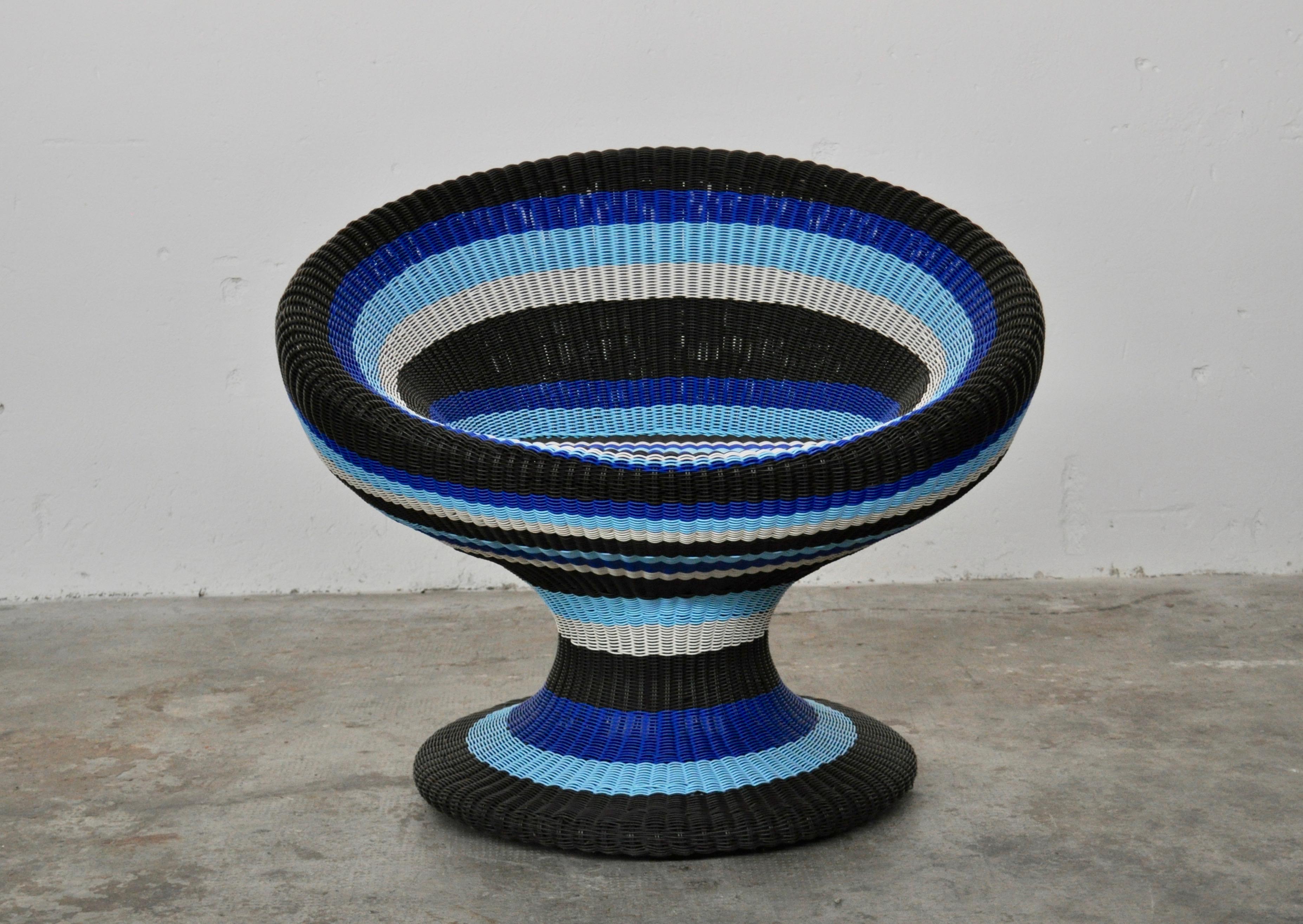 Outdoor lounge di Schoenuber e Franchi, in braided pvc threads, Italy, 2010. Different shades of blue. A splendid and decorative outdoor piece reminiscent of ceramic bowls.
