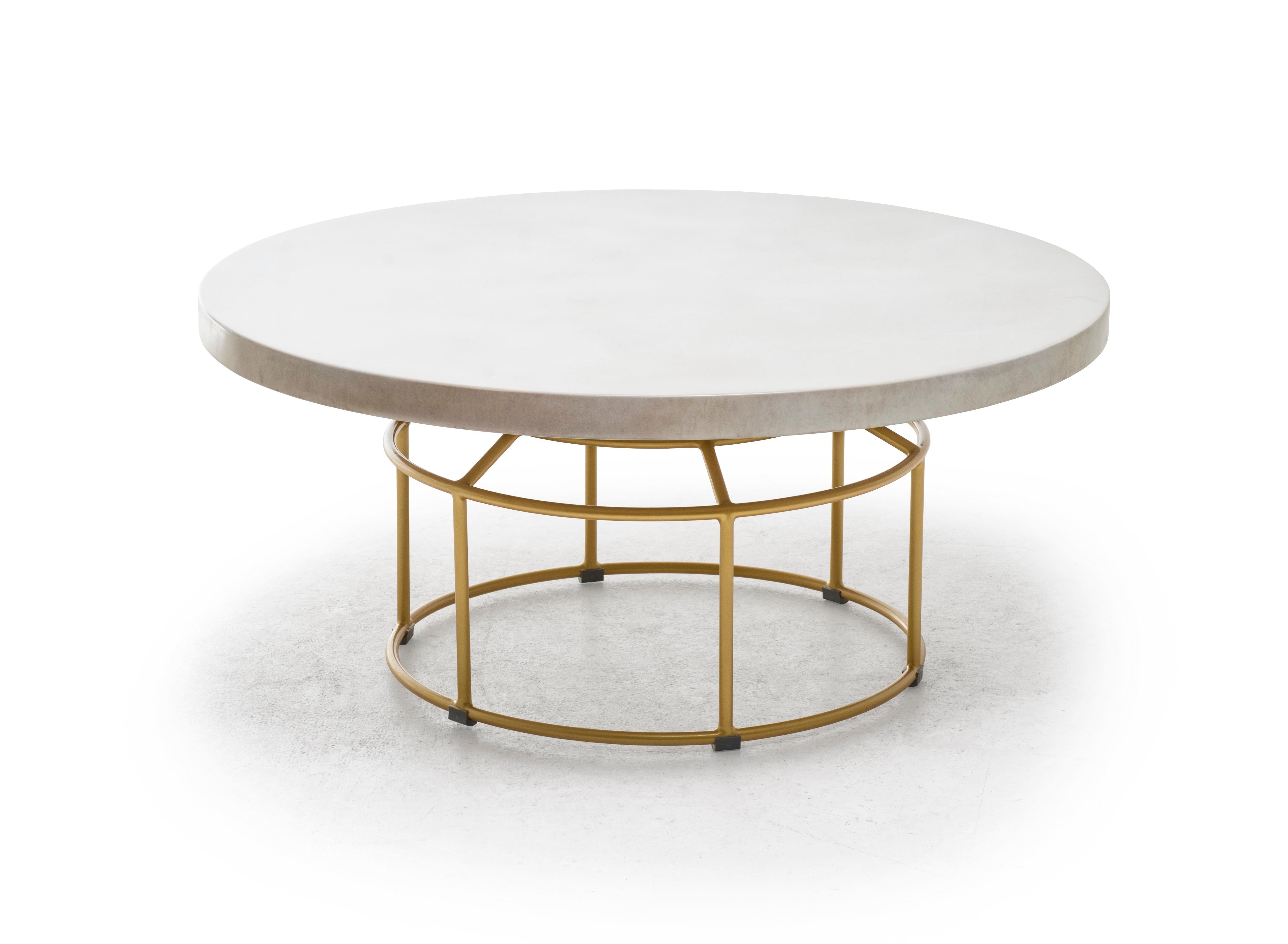 Table basse d'extérieur Low Mason de Kenneth Cobonpue.
Matériaux : Fibre de verre, aluminium.
Disponible également dans d'autres couleurs. 
Dimensions : Diamètre 90cm x Hauteur 40cm 

Les bocaux sont généralement placés sur des étagères et des