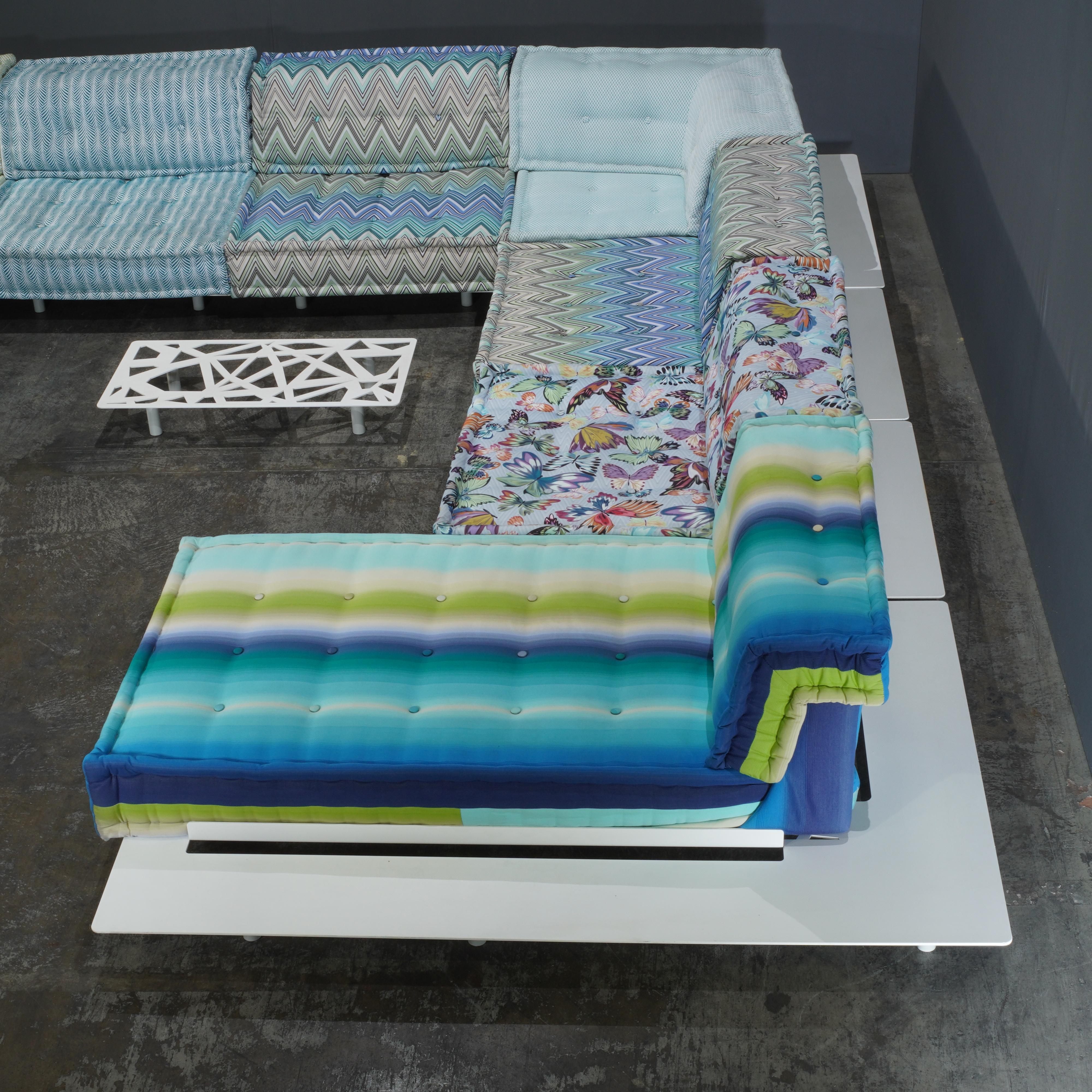 Outdoor Mah Jong Sectional Sofa Upholstered in Missoni by Roche Bobois, Set of 7 In Good Condition In Basildon, London