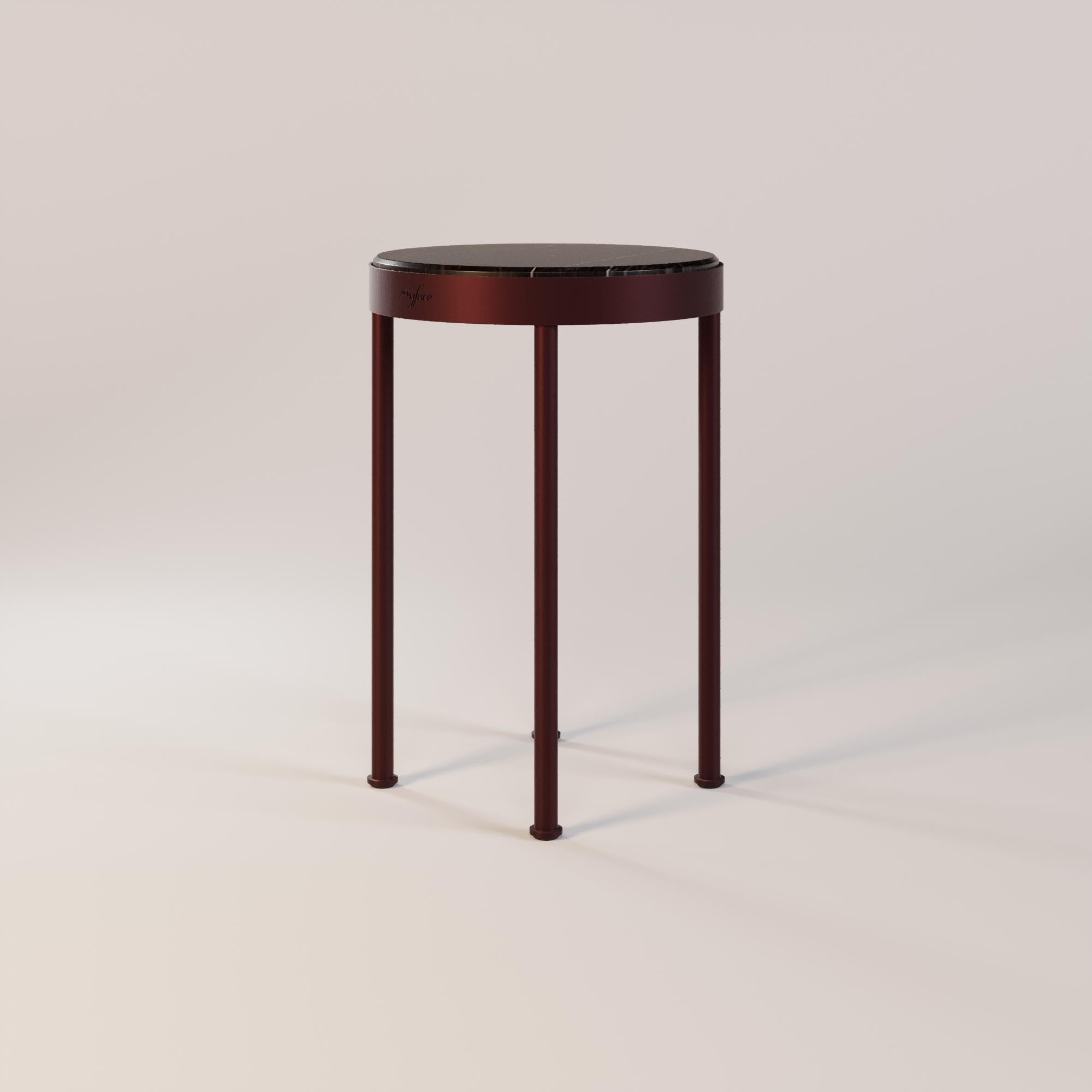 La table d'appoint Trace est la pièce parfaite pour ajouter de la vie et de la sophistication à tout espace de vie bien structuré. En tant que pièce centrale, il offre à la fois fonctionnalité et attrait visuel, ce qui en fait un incontournable pour
