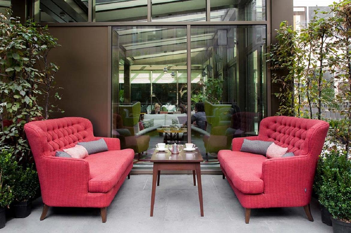 Anglais Masseto Loveseat pour l'extérieur par Coco Wolf en vente