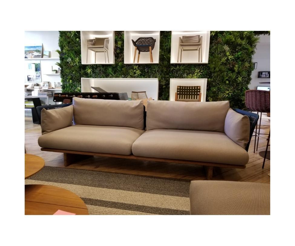 The slight bending of the sofa arms give a delicacy to this industrial frame, inviting the user for a nap. The solid wooden base of the sofa and the voluminous and comfortable upholstery resembles the memory of a comfortable living room translated