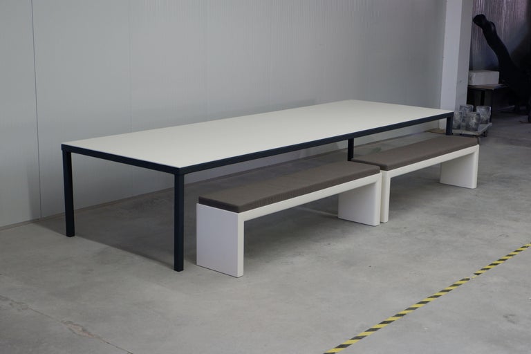 Dining table with top in reinforced resin, lacquered in matte white and metallic structure lacquered in anthracite grey. Unlike concrete, reinforced resin is forceful enough to withstand extreme weather conditions.
Dimensions (in): 118.1 x 51.2 x