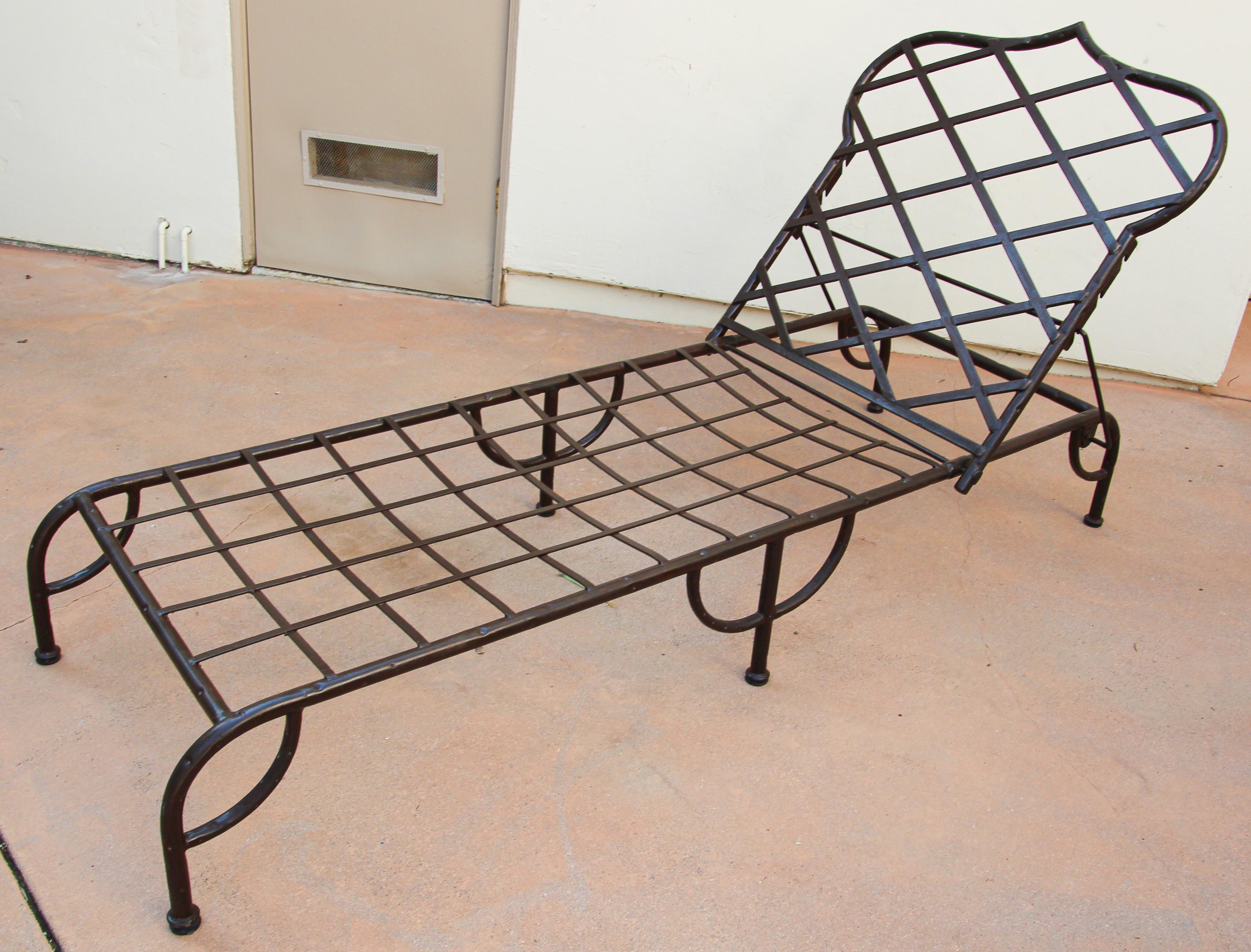 Custom made outdoor metal lounge pool chair powder coated with rust iron color.
Vintage architectural wrought iron chaise lounge with unusual Moorish arch backrest design, with three positions for the back position backrest. 
Original, clean