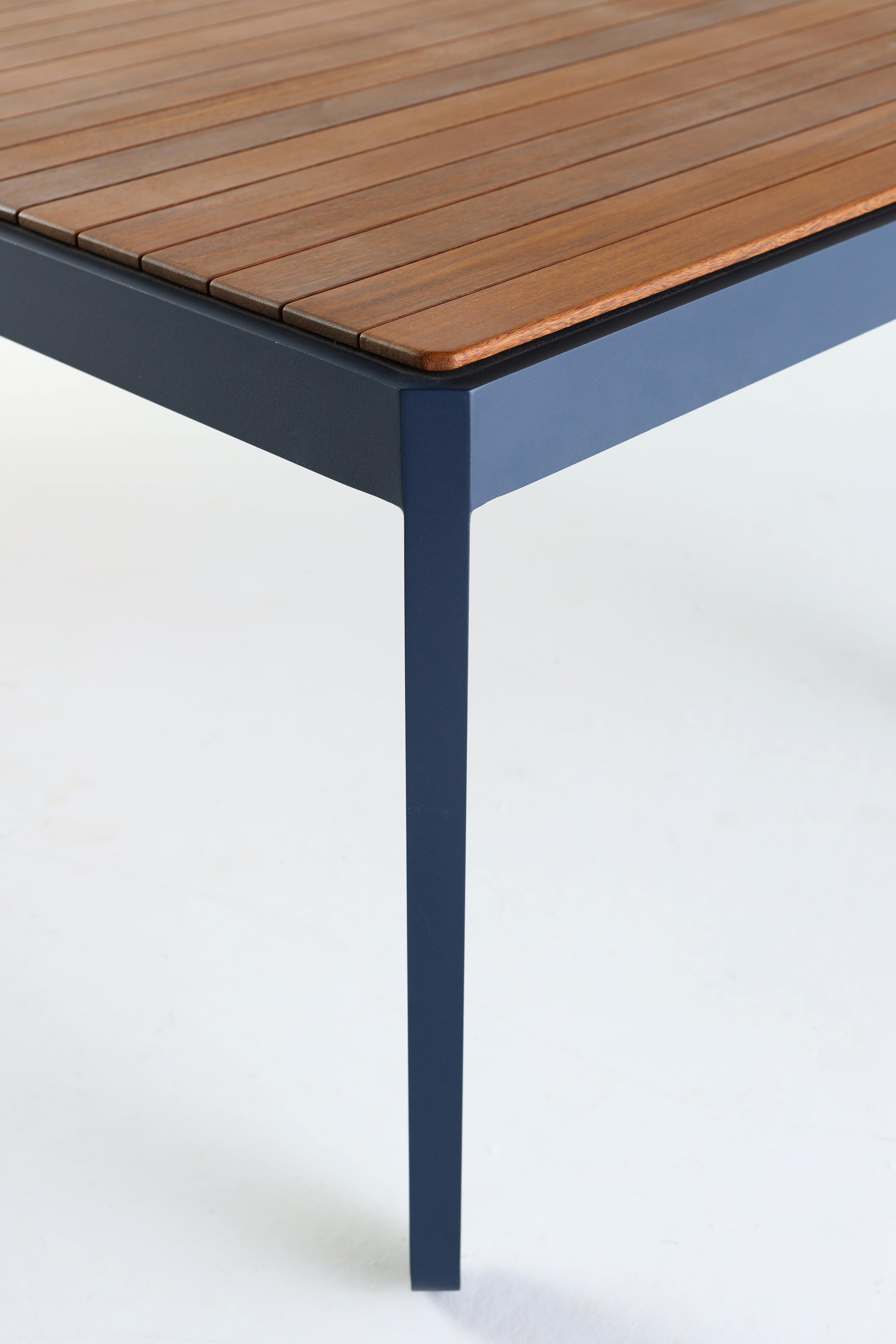 Moderne Table de salle à manger d'extérieur moderne en métal et bois massif en vente