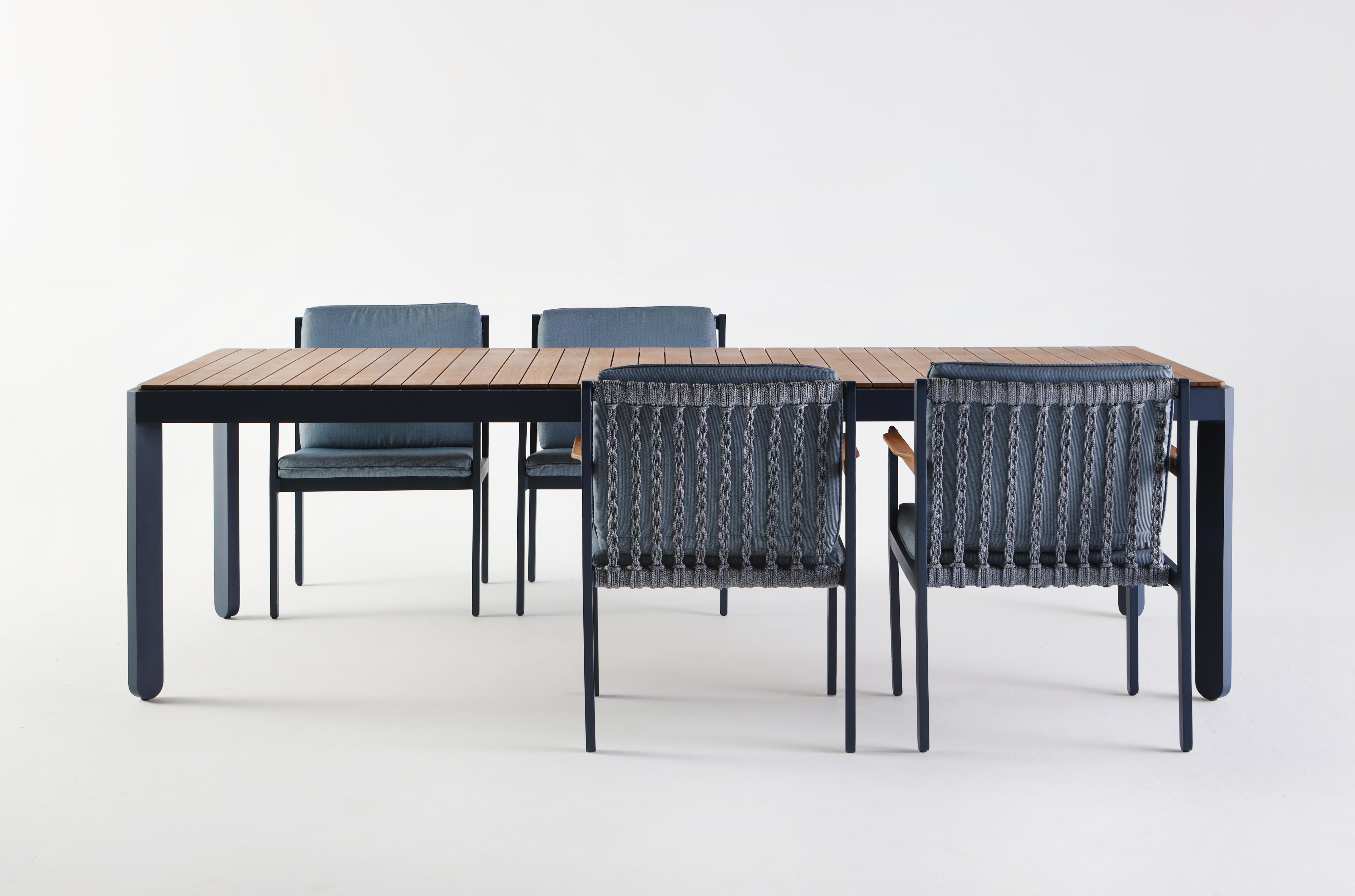 Brésilien Table de salle à manger d'extérieur moderne en métal et bois massif en vente