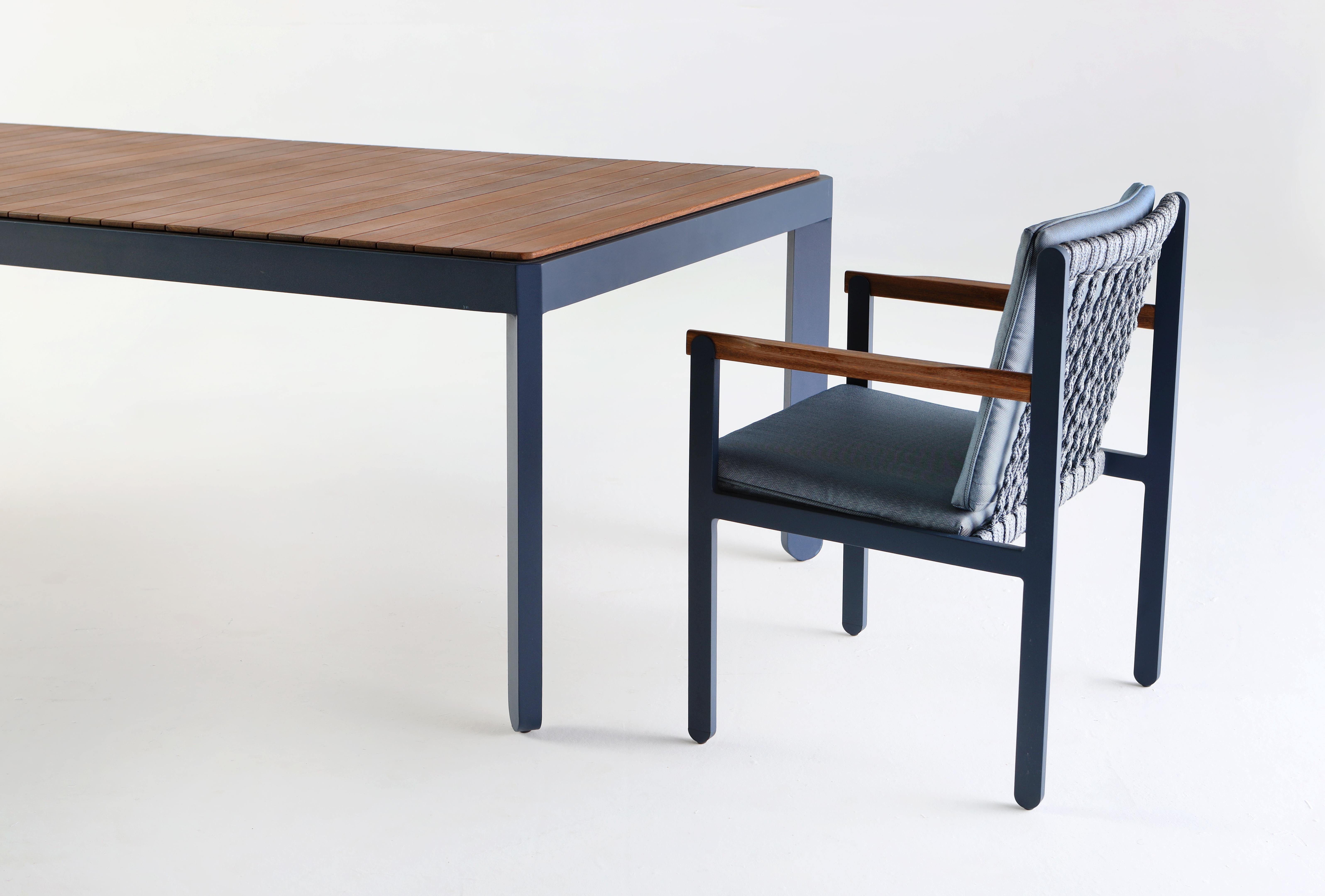 Moderner Esstisch für den Außenbereich aus Metall und Massivholz (21. Jahrhundert und zeitgenössisch) im Angebot