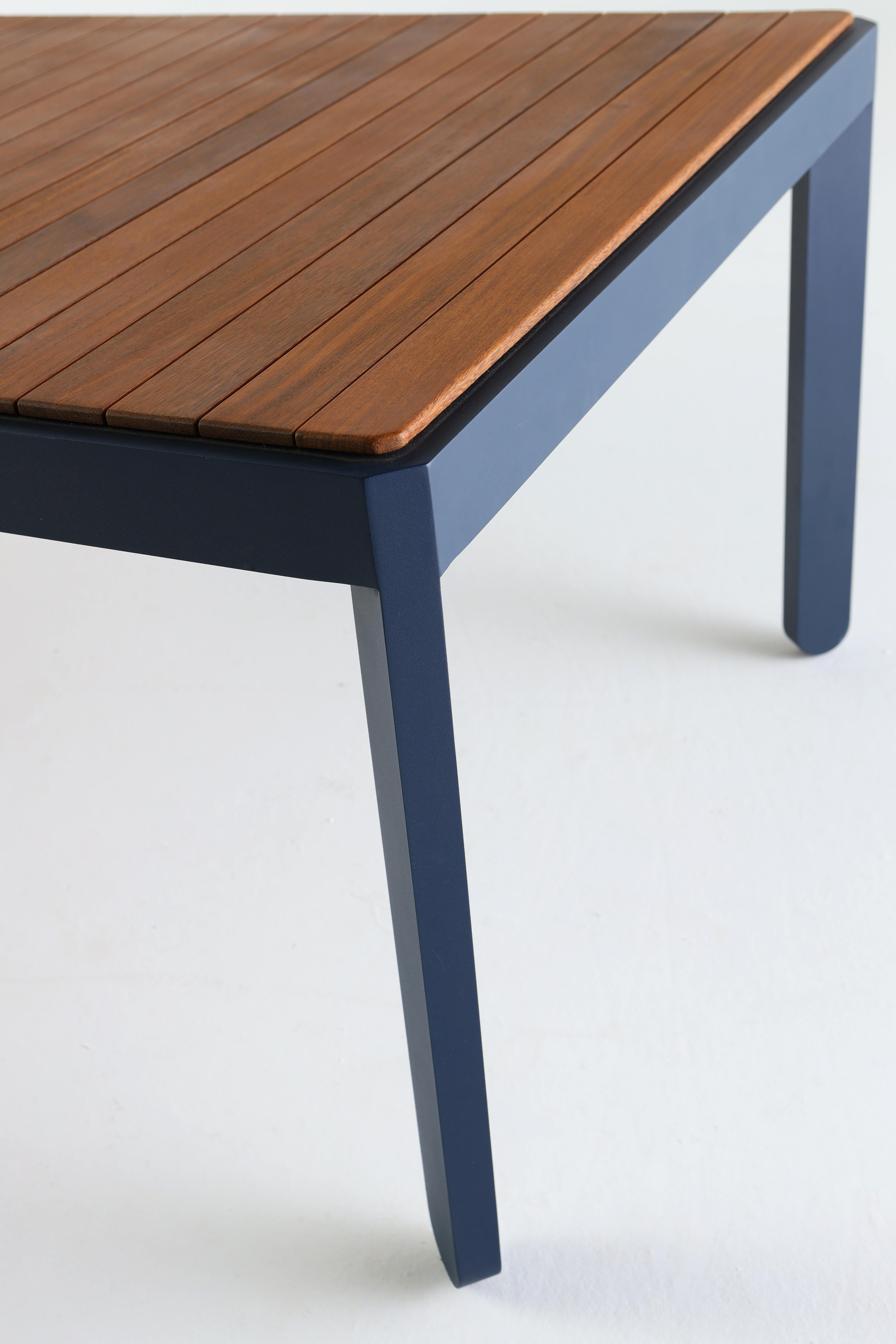 Moderner Esstisch für den Außenbereich aus Metall und Massivholz im Angebot 3