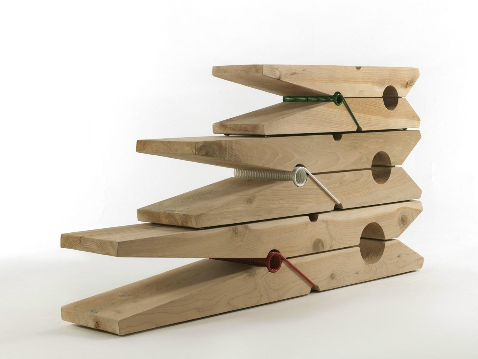 Le banc Molletta est conçu par Baldessari e Baldessari, un studio de design connu pour son approche innovante et ludique. Le banc s'inspire de la forme simple d'une pince à linge (ou 