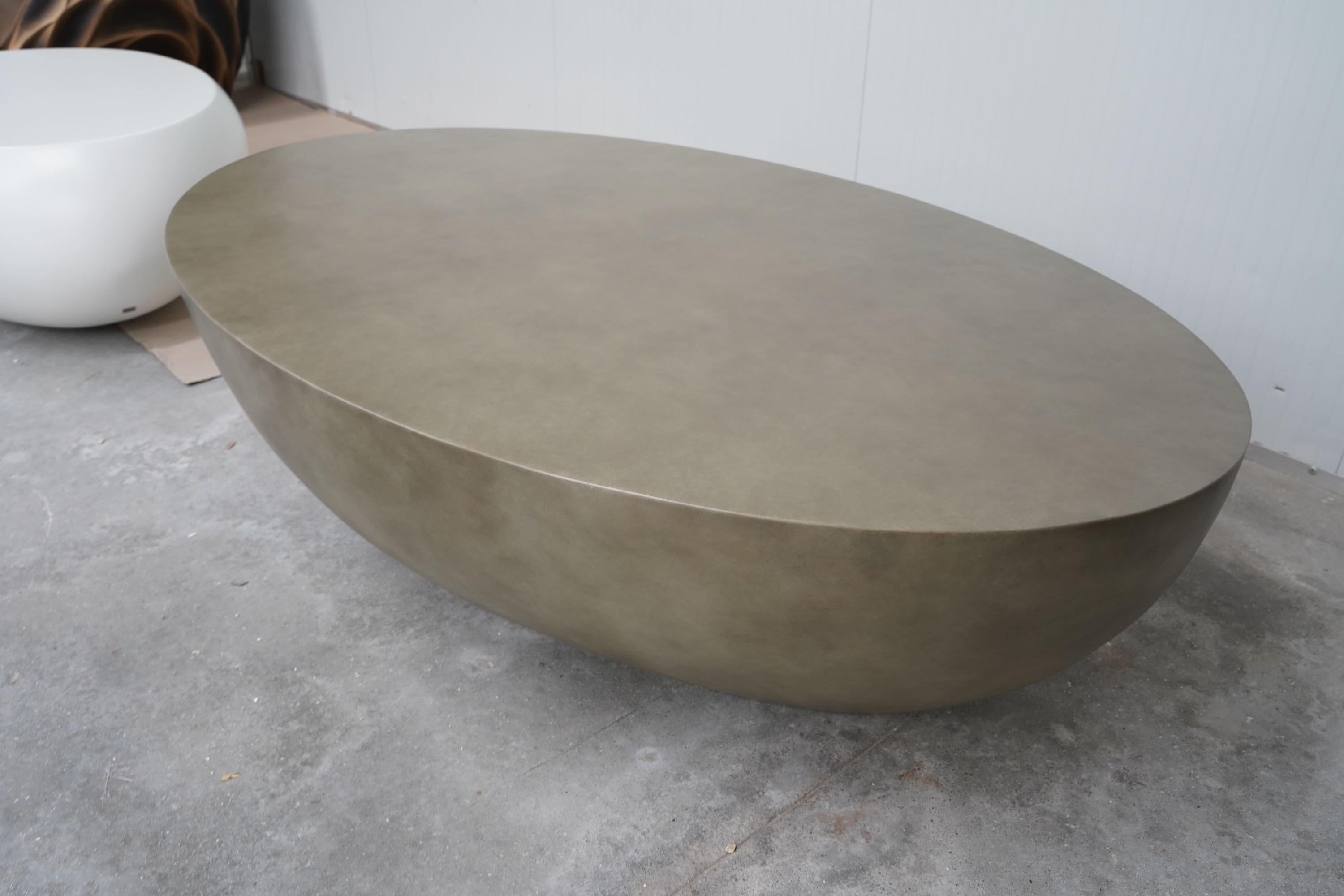 Table basse contemporaine pour l'extérieur et l'intérieur, fabriquée en fibre de verre renforcée de résine. Ce matériau très résistant est très durable et nécessite moins d'entretien que le béton. La table est offerte en fibre de verre naturelle