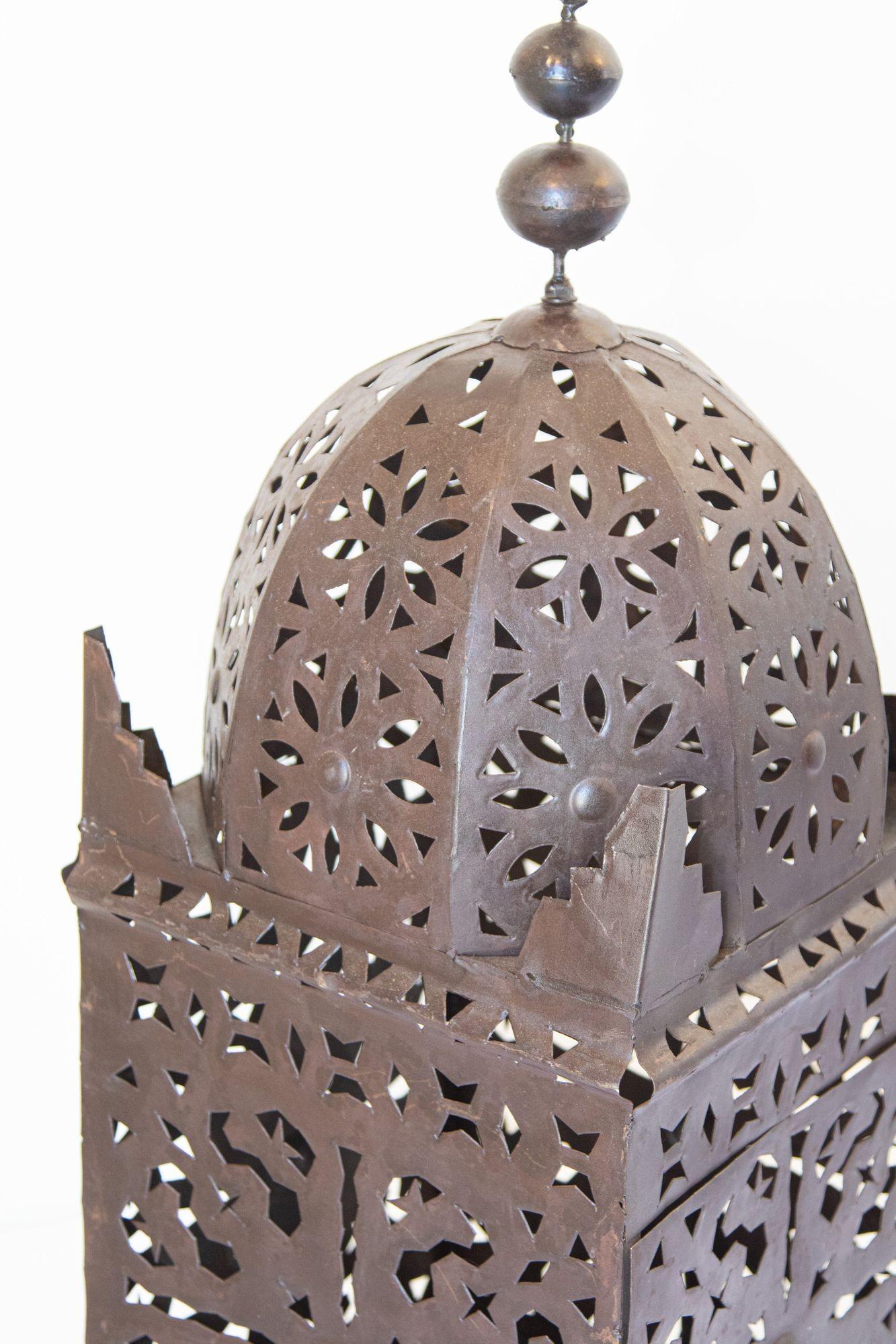 Lanterne d'extérieur à bougie en métal de type ouragan marocain en vente 5