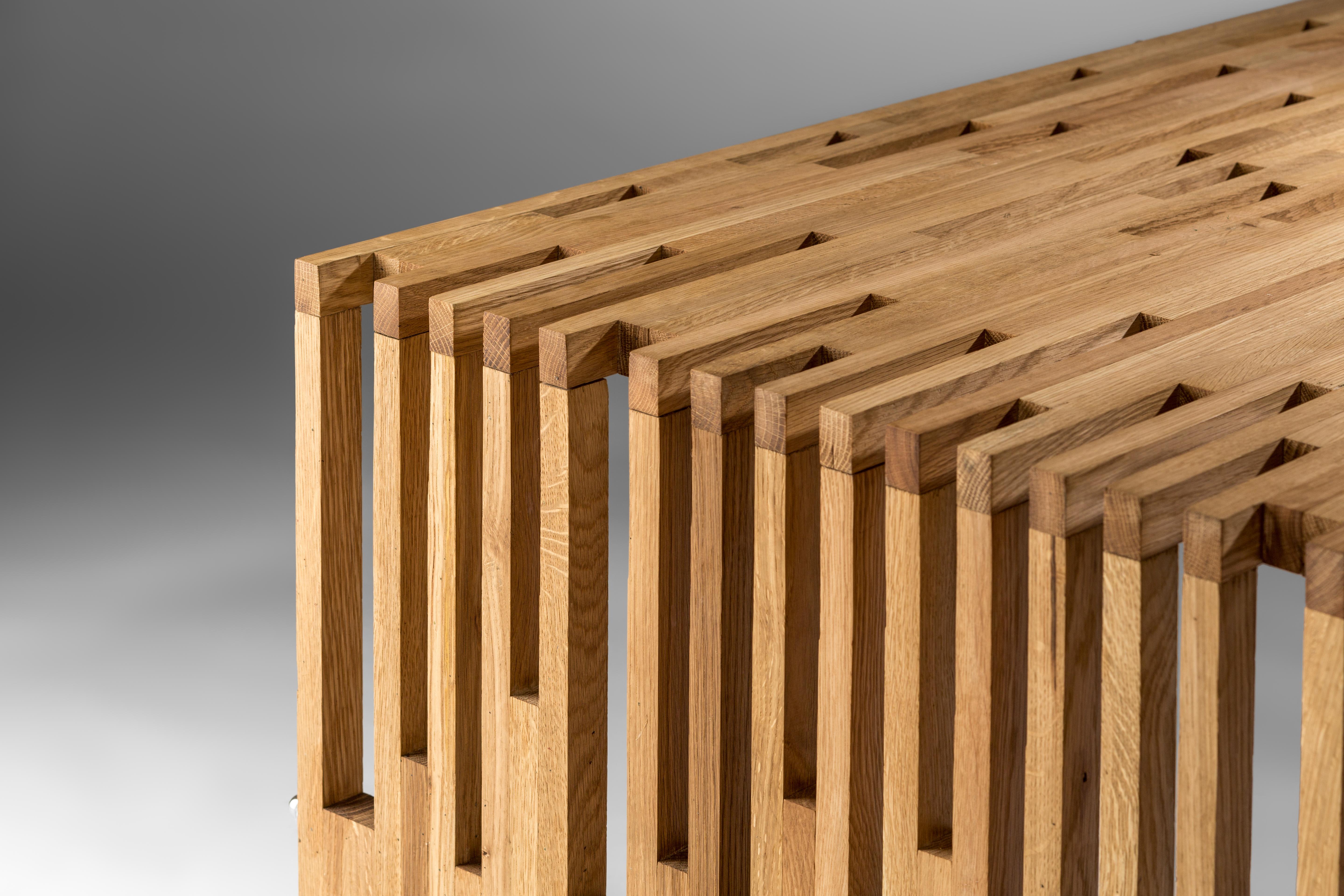 Moderne Table basse moderne en chêne huilé pour l'extérieur avec des Sticks asymétriques en bois massif en vente