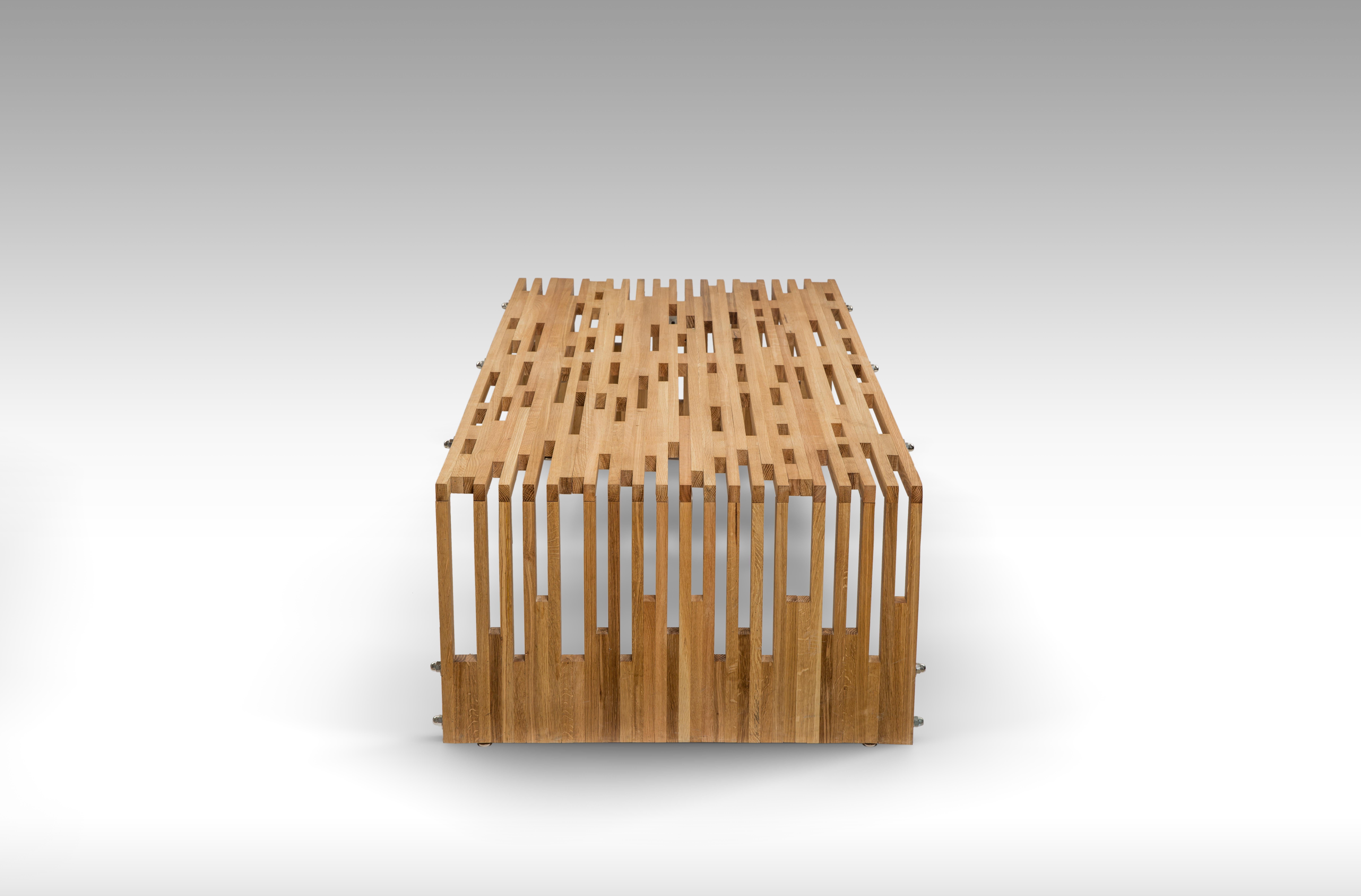 Égyptien Table basse moderne en chêne huilé pour l'extérieur avec des Sticks asymétriques en bois massif en vente