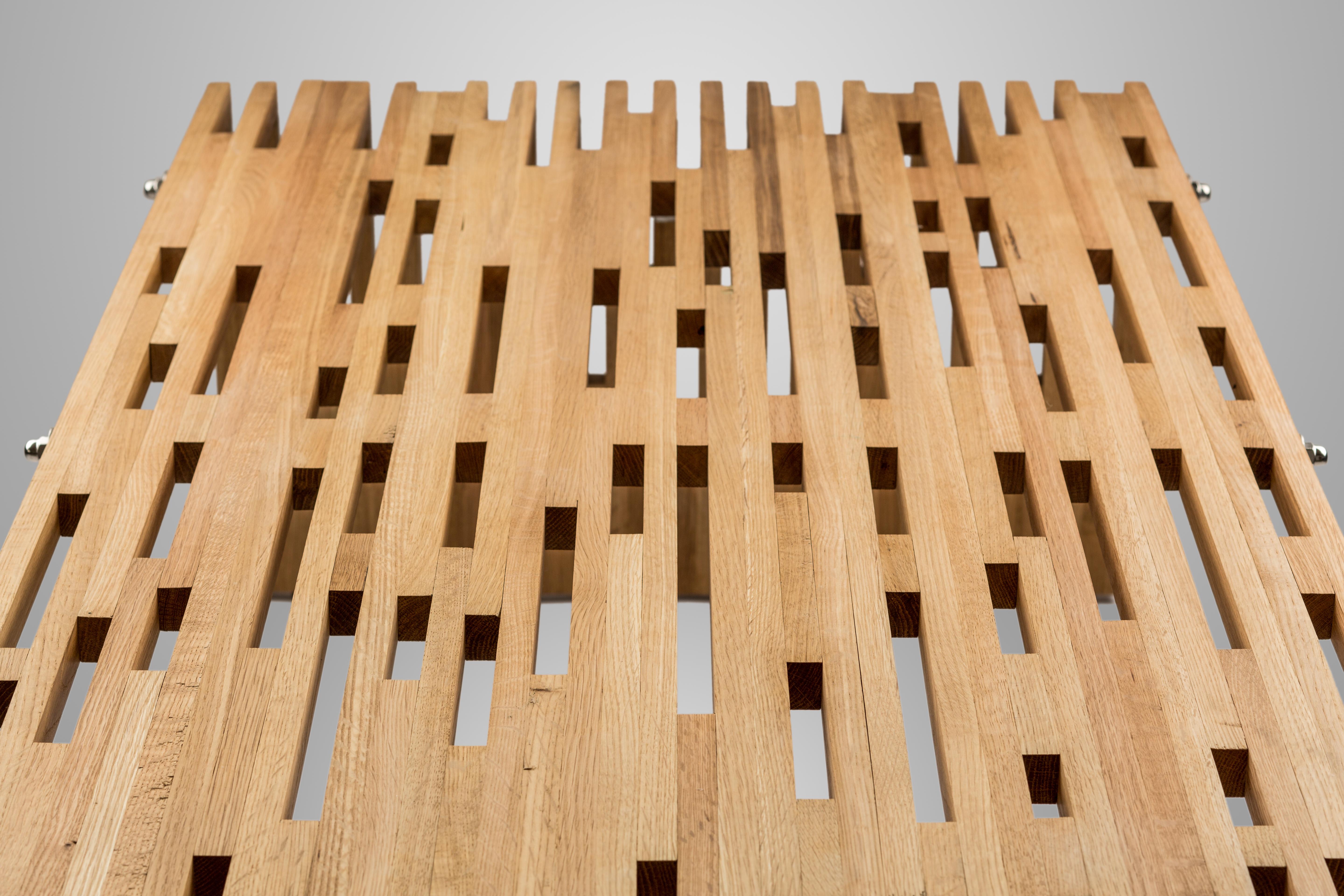 Table basse moderne en chêne huilé pour l'extérieur avec des Sticks asymétriques en bois massif Neuf - En vente à Cairo, EG